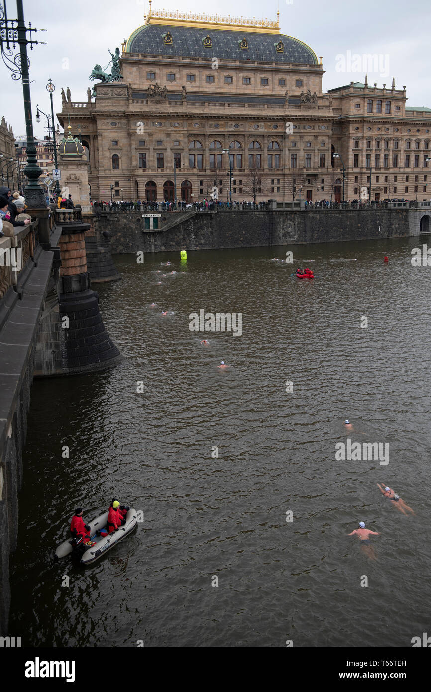 Gli amanti del nuoto corrono sul fiume Moldava presso il Teatro Nazionale dal Ponte Legione, Praga, Repubblica Ceca Foto Stock
