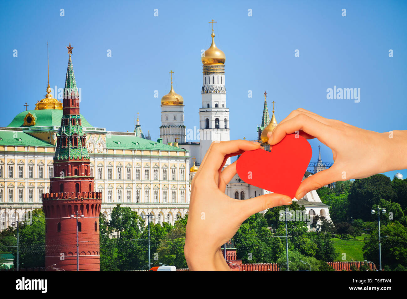 Rosso amore cuore, sulla visualizzazione dello sfondo con la Cattedrale dell'Annunciazione, torre Vodovzvodnaya e Gran Palazzo del Cremlino in estate a Mosca, Russia Foto Stock