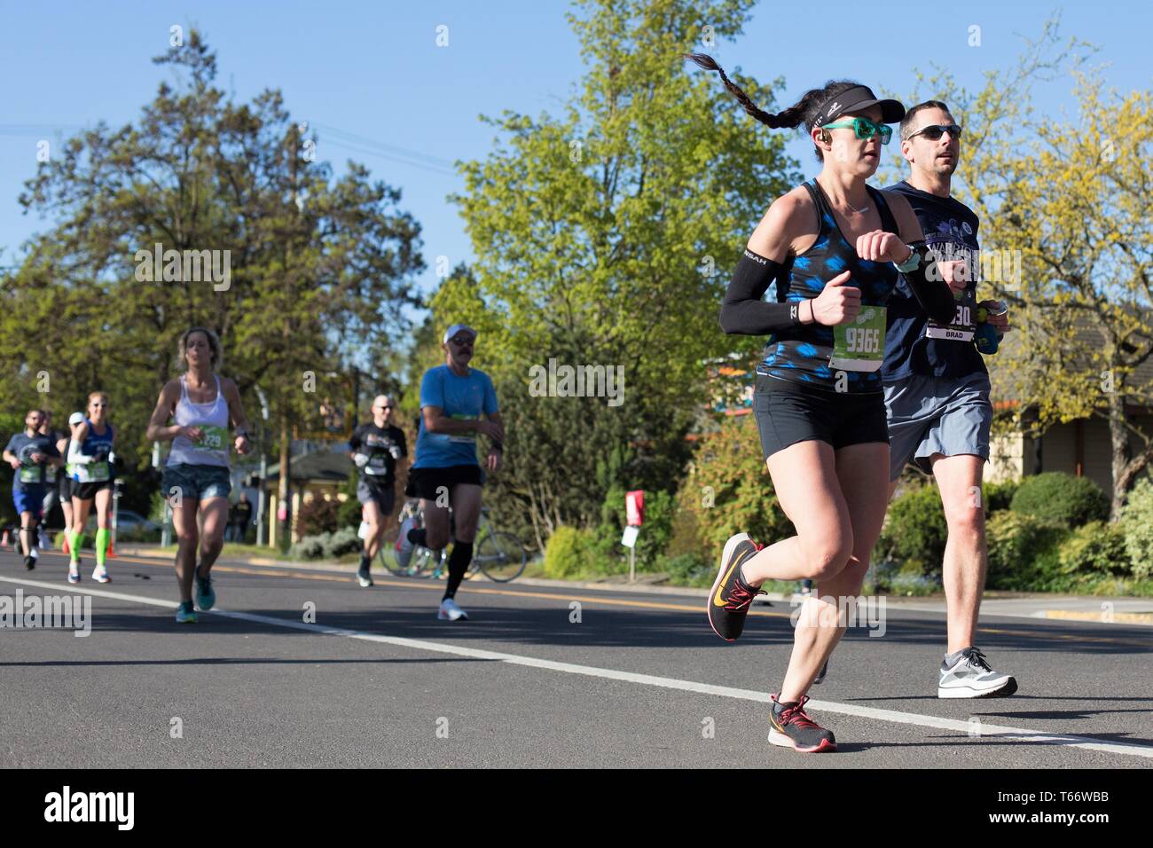 I partecipanti eseguono nel 2019 Eugene Maratona di Eugene, Oregon, Stati Uniti d'America. Foto Stock