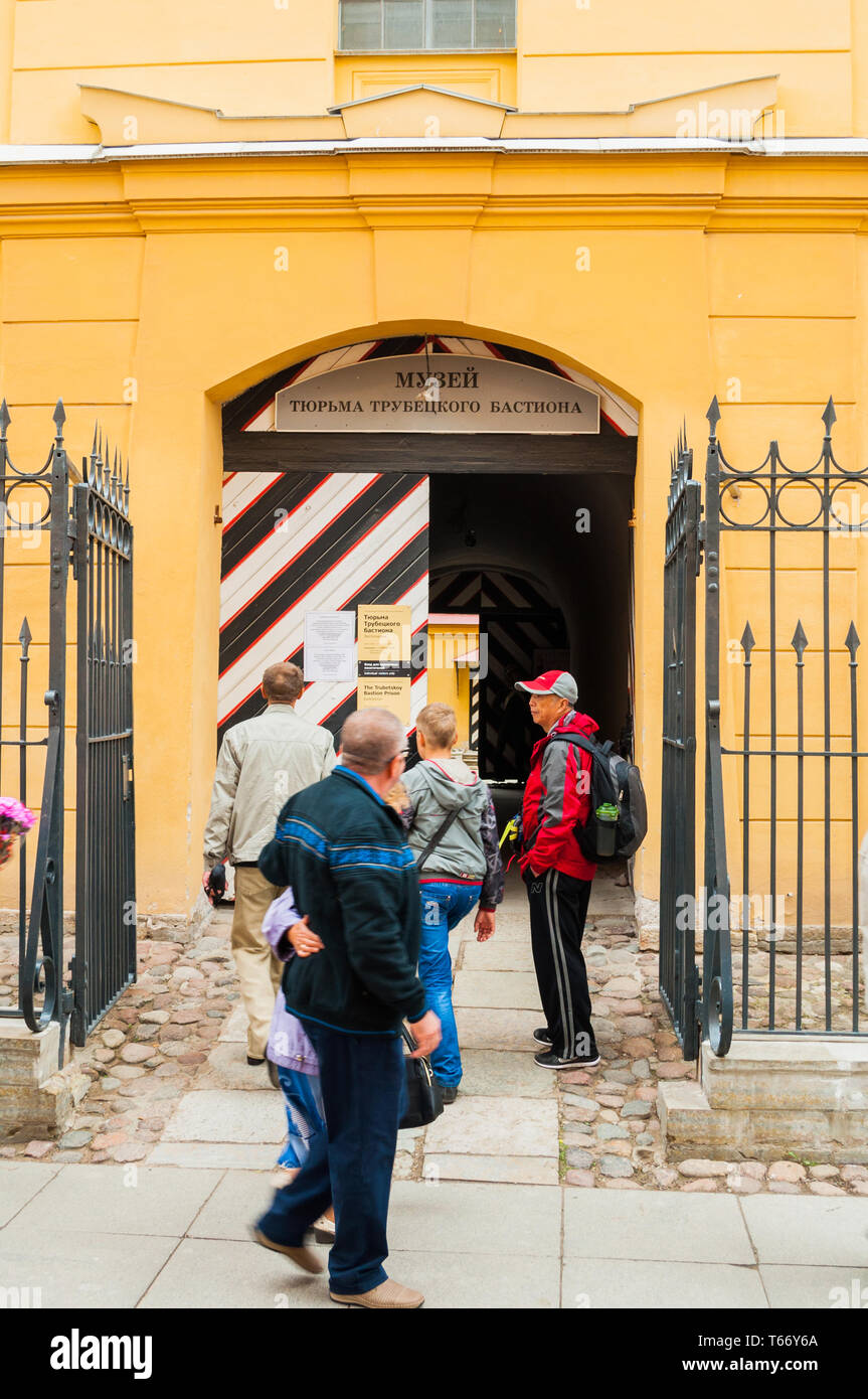 San Pietroburgo, Russia - 19 giugno 2015. Interessa i turisti che visitano Trubetskoy bastion prison -ex carcere per i prigionieri politici - museo di Pietro Foto Stock