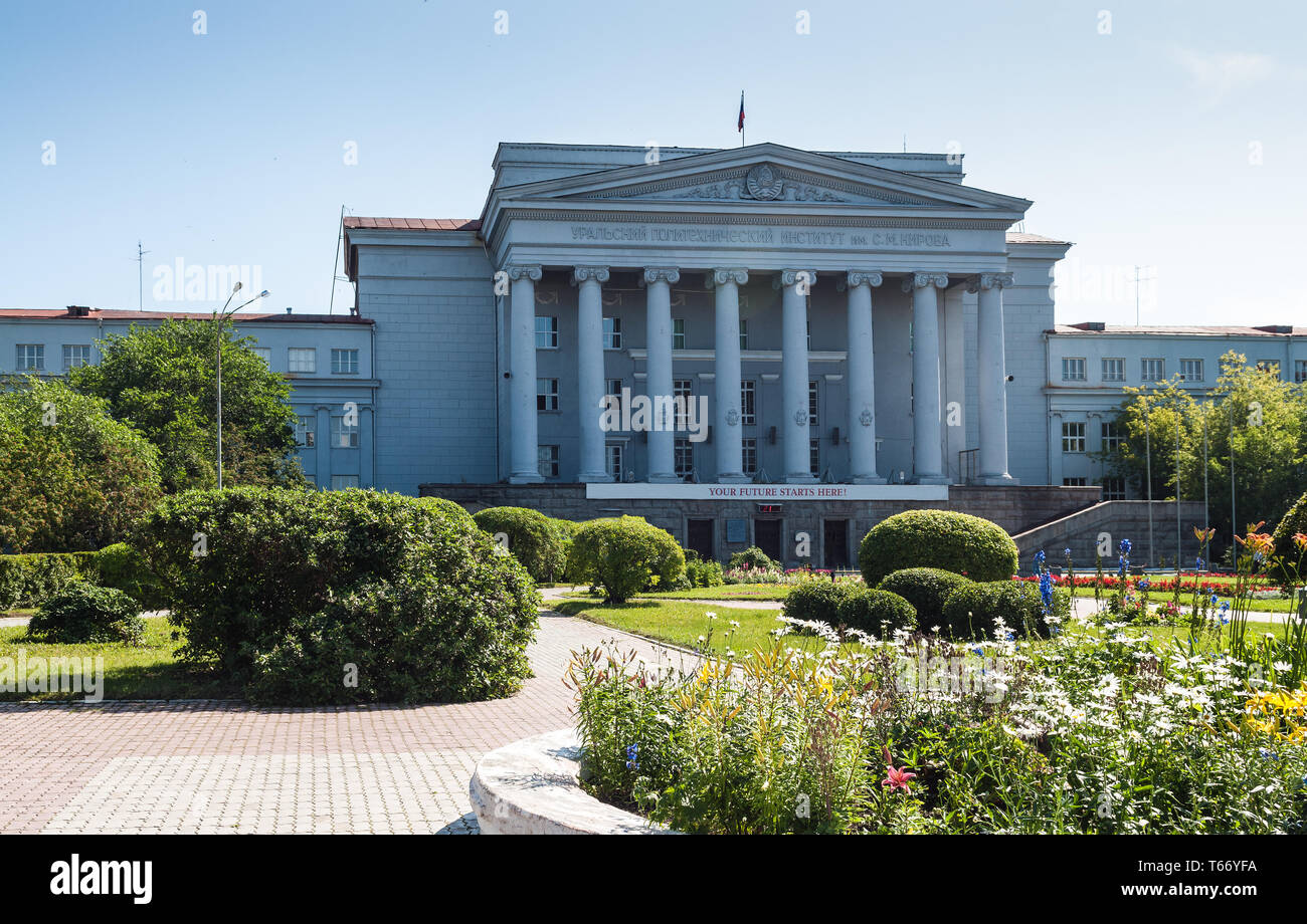 Costruzione di università a Yekaterinburg. Edificio principale esterno Foto Stock