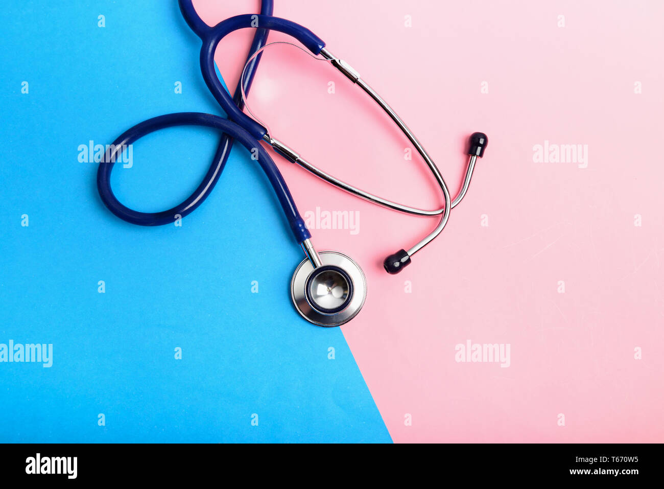 Uno stetoscopio tra blu e aree di colore rosso, il concetto di confine di salute e malattia, sana e uno stile di vita poco salutare. Foto Stock