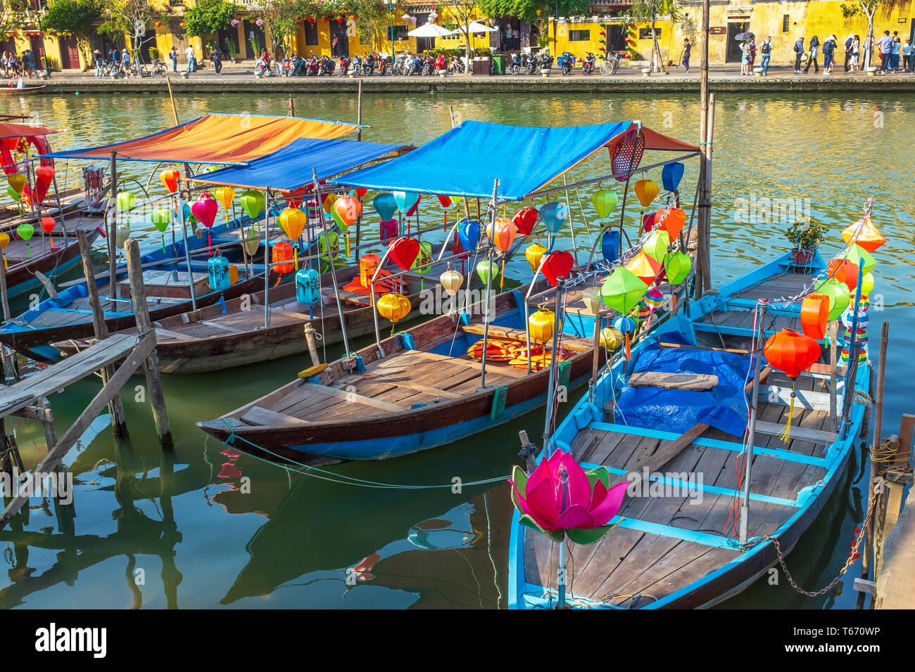 Tradizionale vietnamita barche da pesca decorate con lanterne di seta con alcuni utilizzati per turisti di traghetto lungo il fiume figlio Thu Bon a Hoi An, Quang Nam P Foto Stock