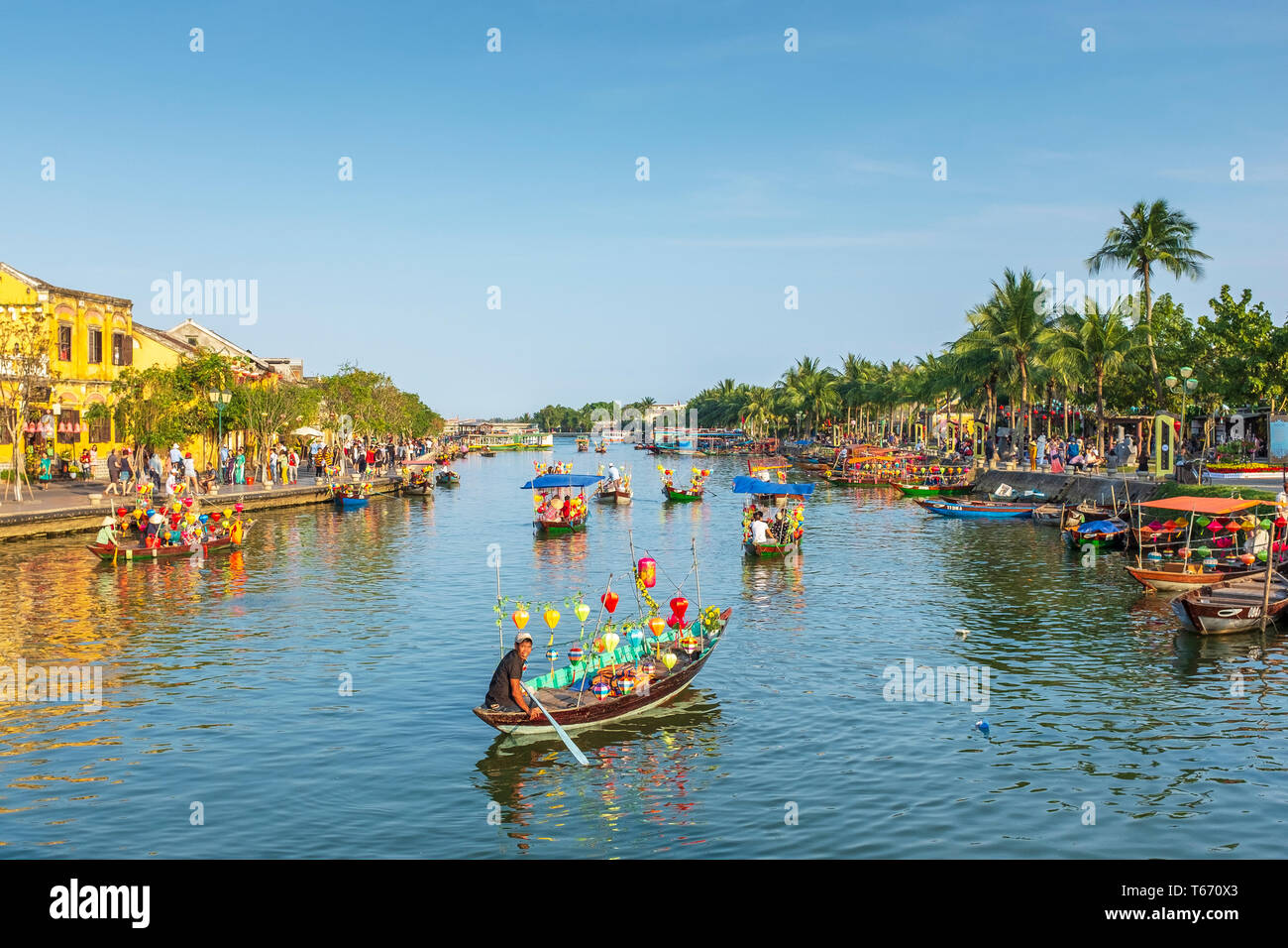 Tradizionale vietnamita barche da pesca, decorate con lanterne di seta ed essendo utilizzato per trasportare i turisti sul figlio Thu Bon River, Hoi An, Vietnam Asia Foto Stock