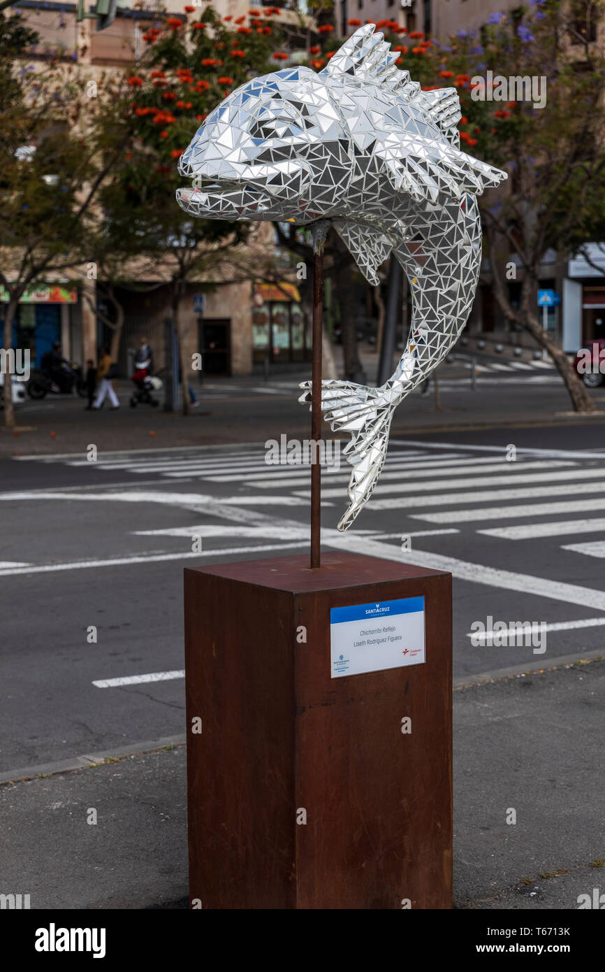 Mirroring di scultura di pesce che riflette il nome dato al Tenerifians, Chicharito Reflejo, da Liseth Rodriguez Figuera, sulla Avenida Maritima in Santa Cr Foto Stock