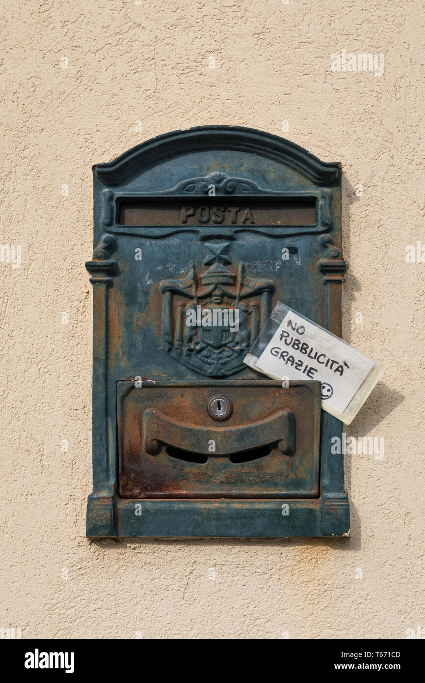 Mailbox con richiesta di nessun materiale pubblicitario in lingua italiana, nessun avviso publicita Foto Stock