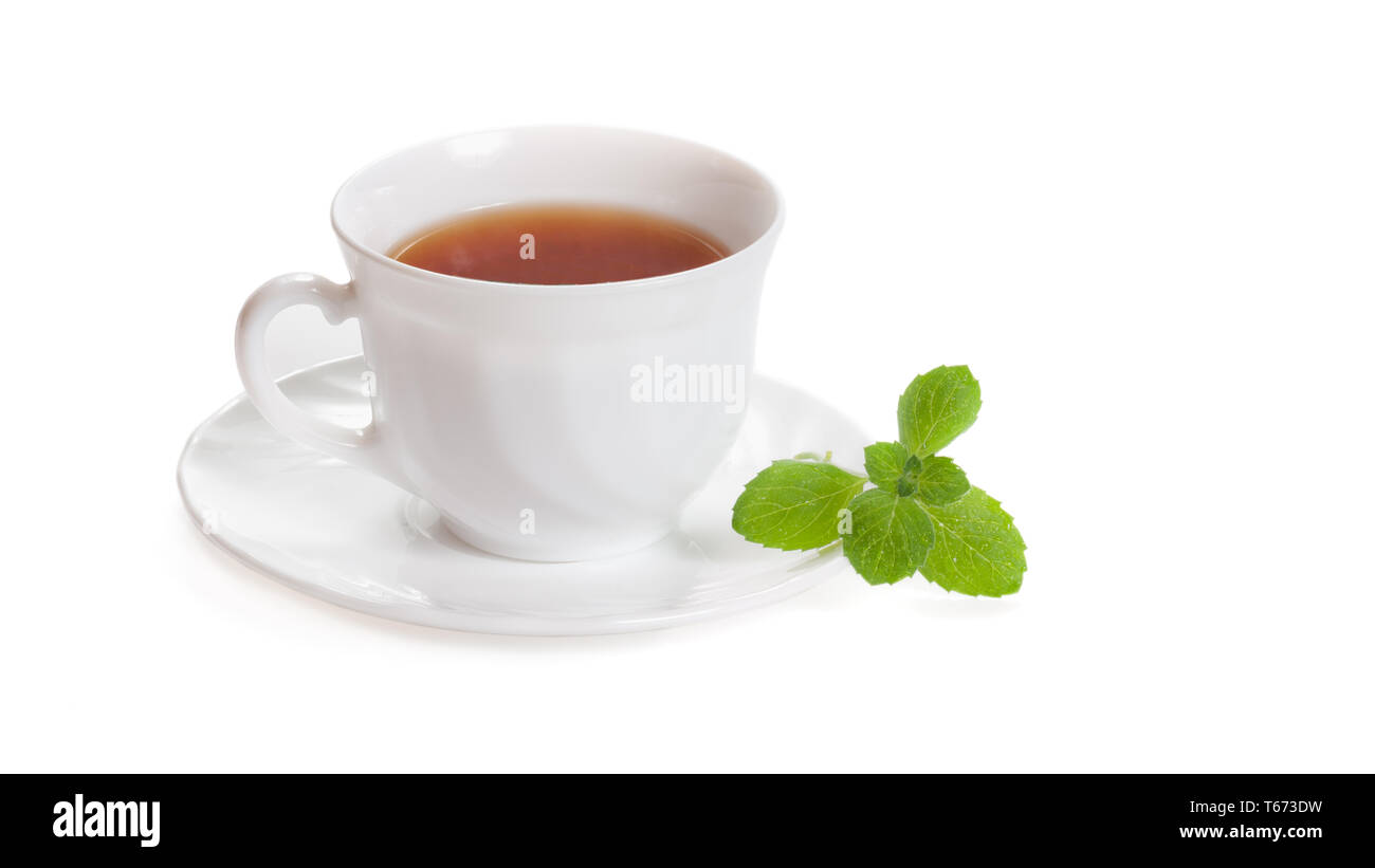 White tazza di tè alla menta melissa herb isolato con tracciato di ritaglio Foto Stock