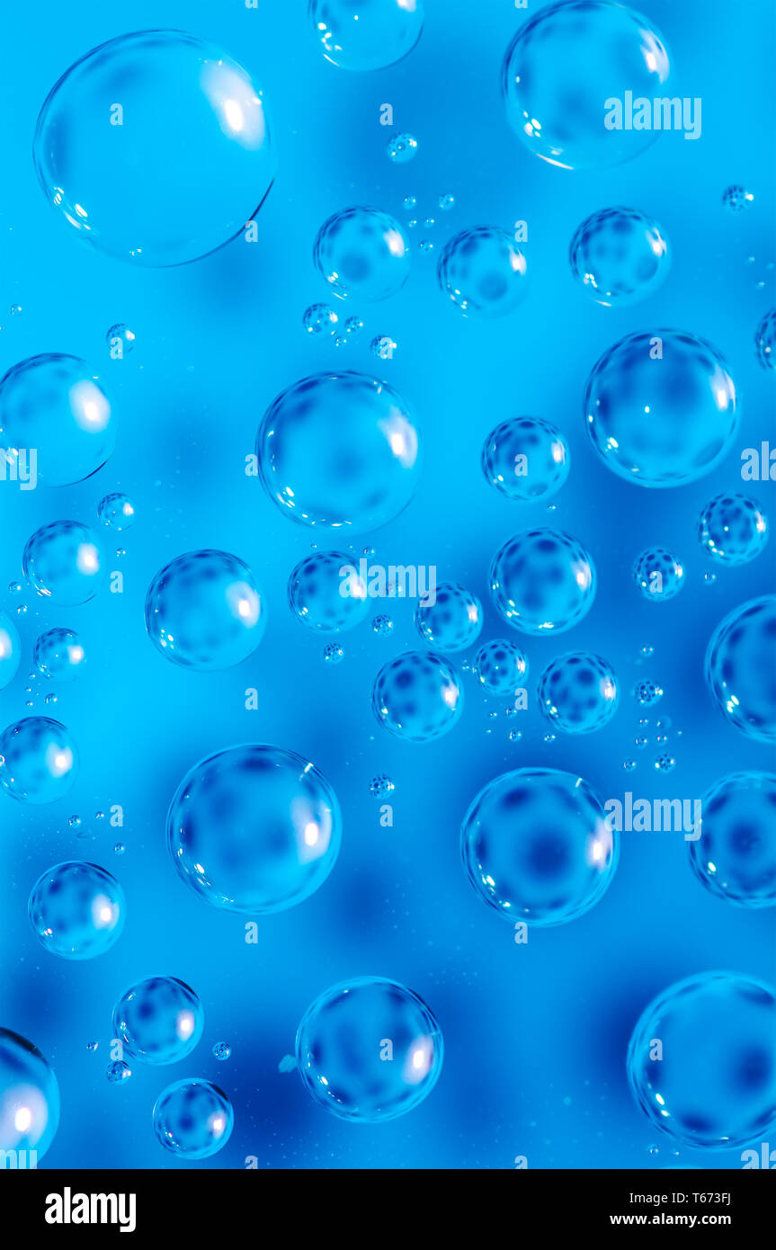 Macro di bolle di aria in acqua su uno sfondo blu, sanitario o il concetto di ecologia Foto Stock