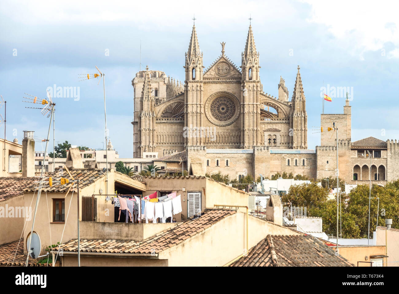 Panoramica di asciugatura lavanderia sul terrazzo sul tetto e Palma de Mallorca Cattedrale Spagna lavanderia appendere Foto Stock