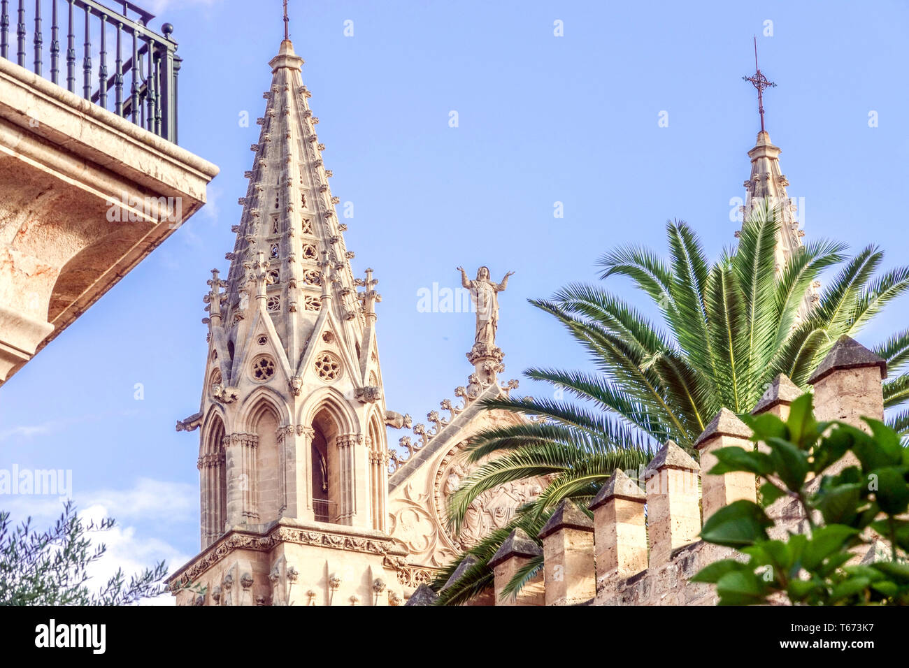 Statua della Vergine Maria in cima alla Cattedrale la Seu, Palma de Mallorca Cattedrale Spagna Europa Foto Stock