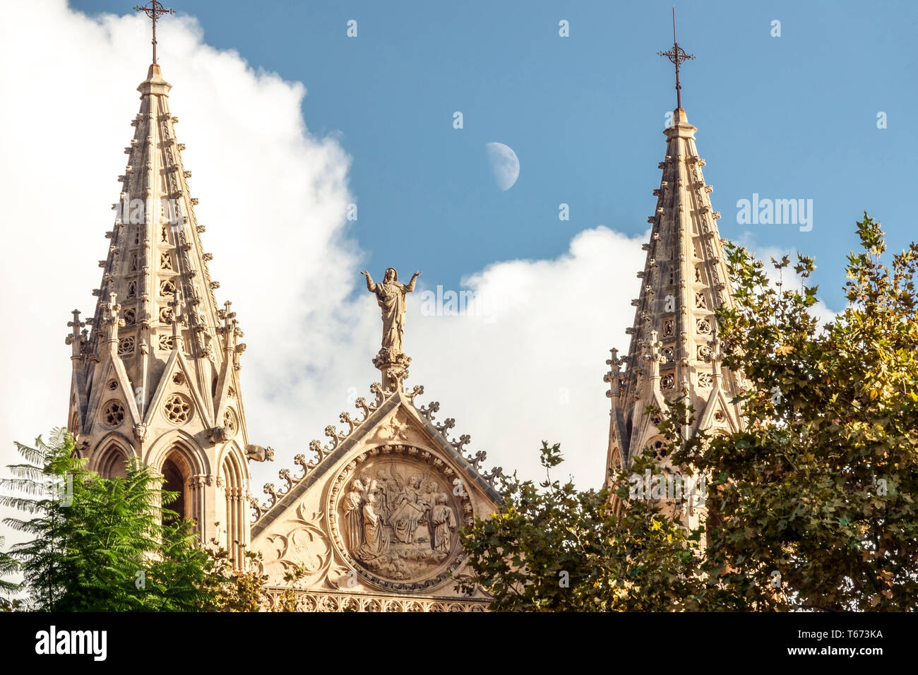 Vergine Maria statua con la luna sulla parte superiore della cattedrale La Seu, Palma de Mallorca Spagna Europa Foto Stock
