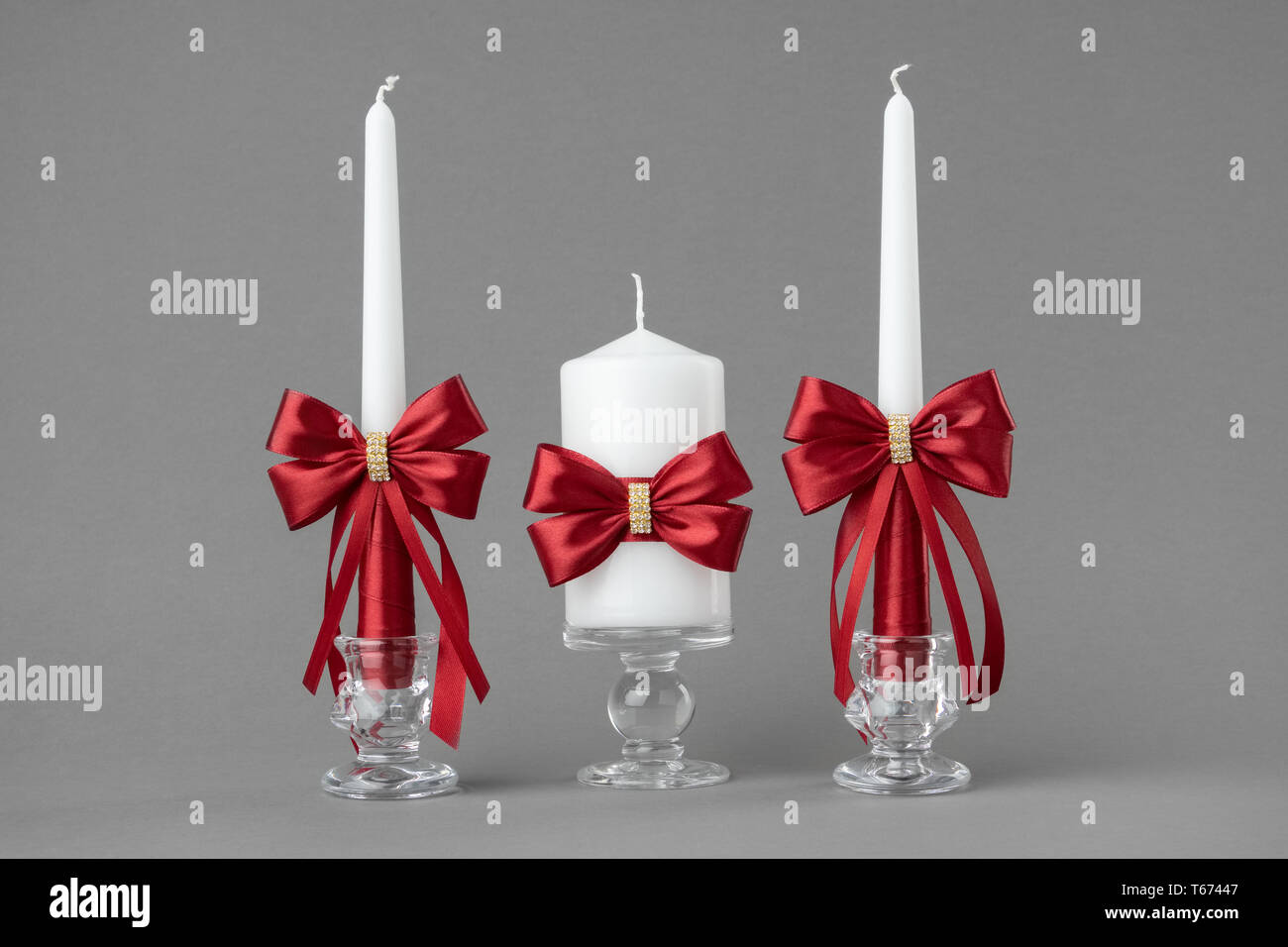 Bella candele decorate con seta rossa archi. Foto Stock