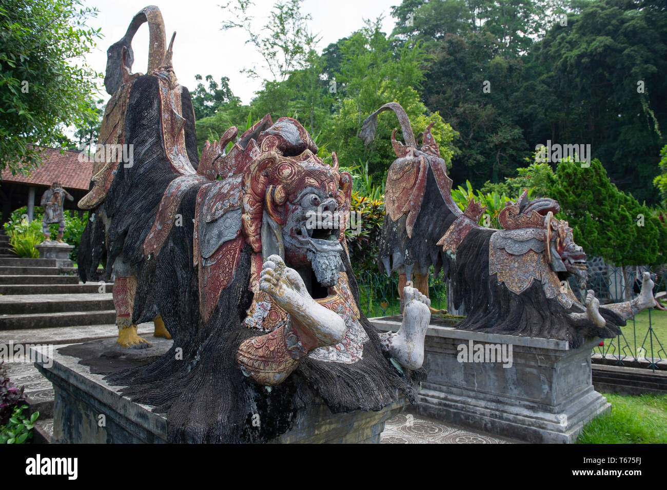 Barong statue Taman Tirtagangga (l'acqua Royal Palace e Giardini) a Bali, in Indonesia Foto Stock