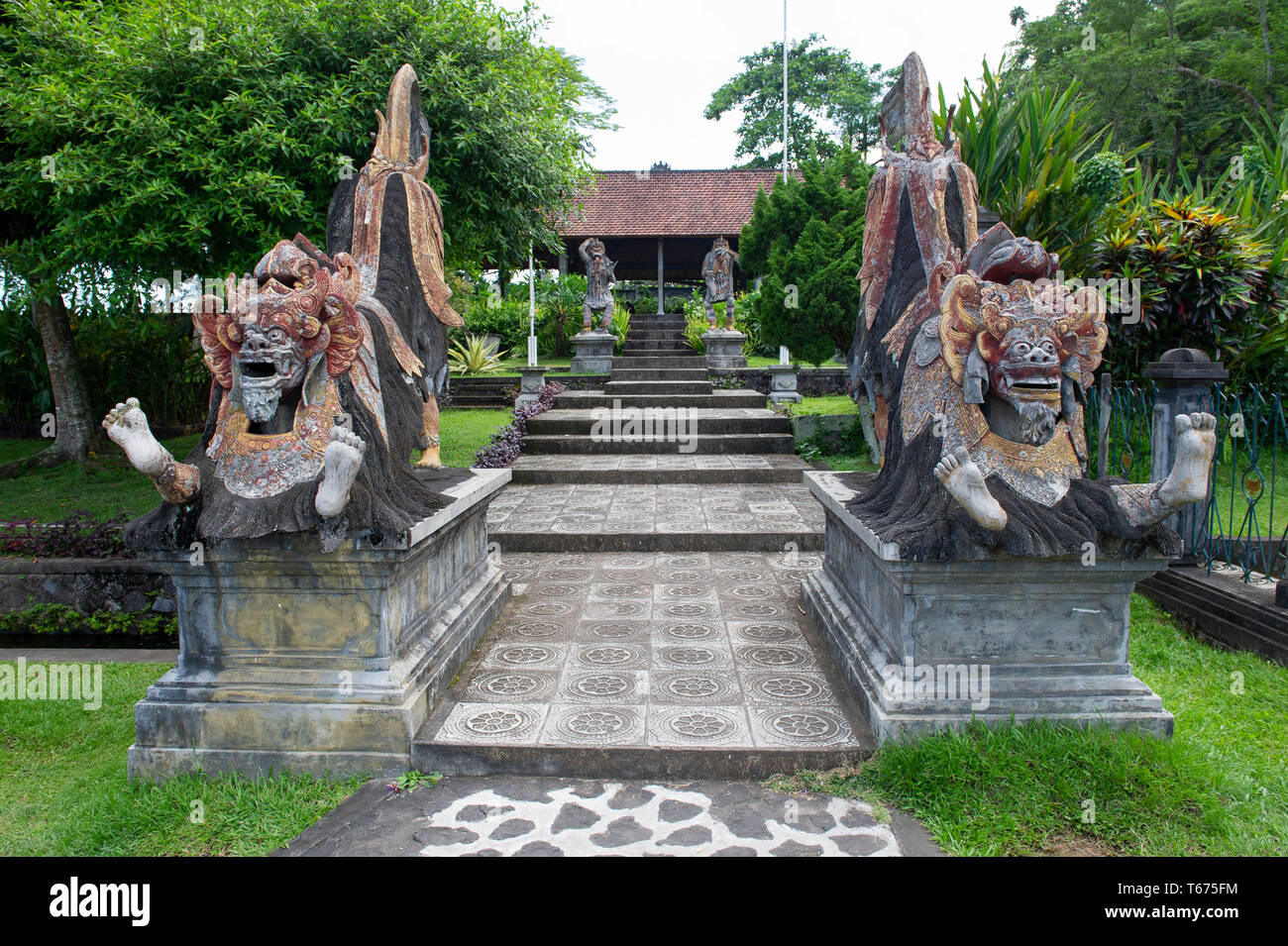 Barong statue Taman Tirtagangga (l'acqua Royal Palace e Giardini) a Bali, in Indonesia Foto Stock