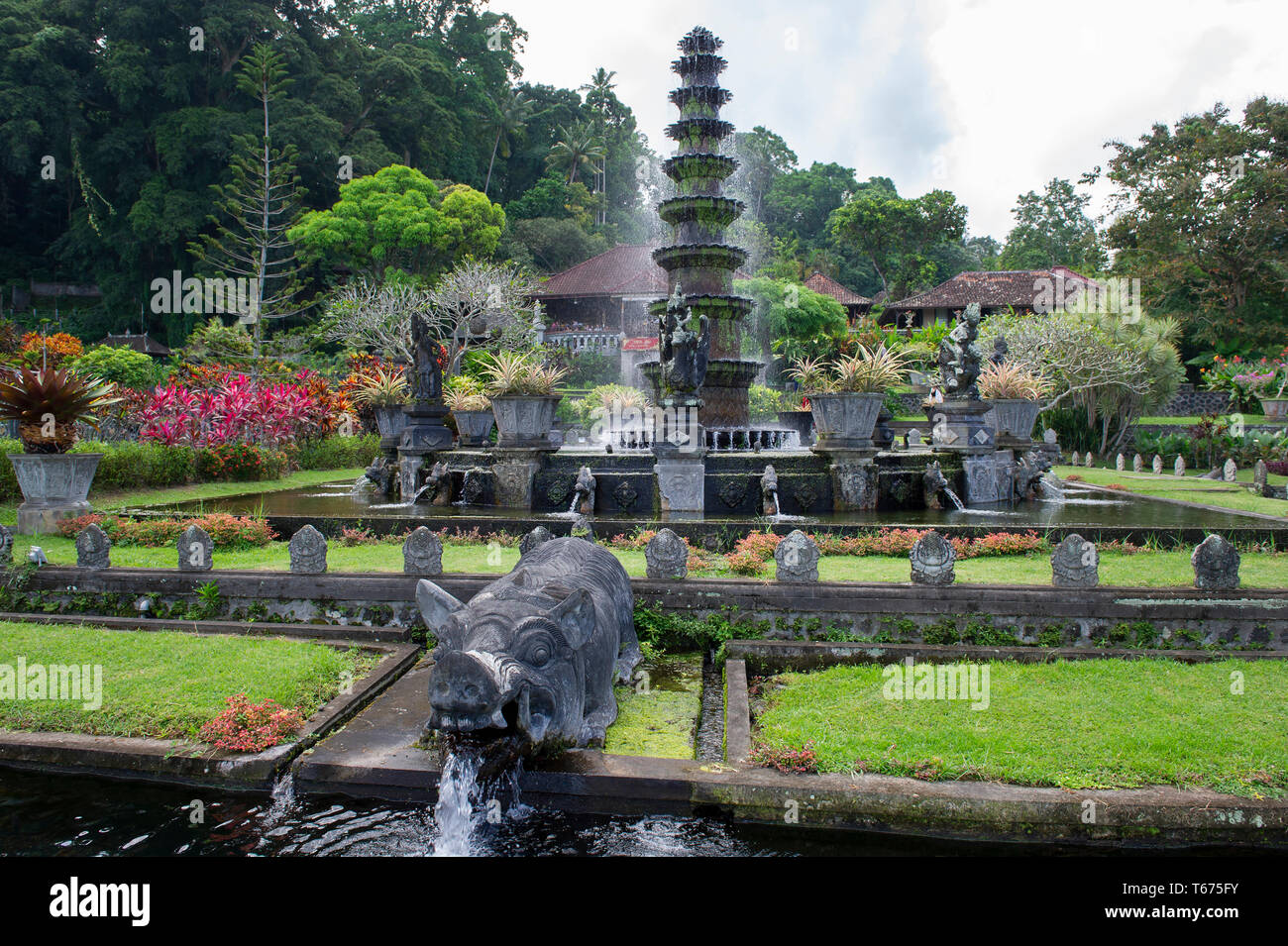 La fontana ornata di Taman Tirtagangga (l'acqua Royal Palace e Giardini) a Bali, in Indonesia Foto Stock