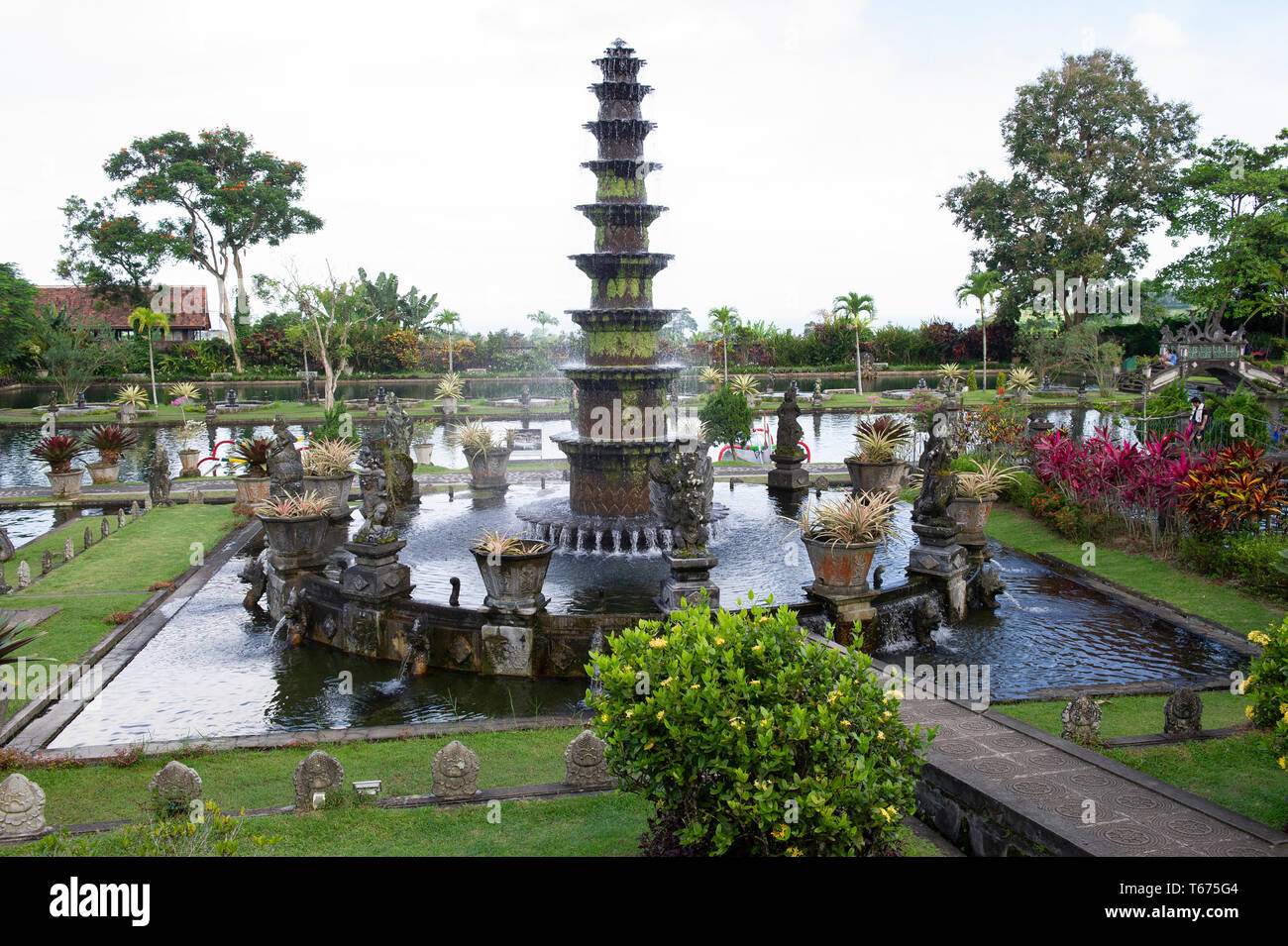 La fontana ornata di Taman Tirtagangga (l'acqua Royal Palace e Giardini) a Bali, in Indonesia Foto Stock