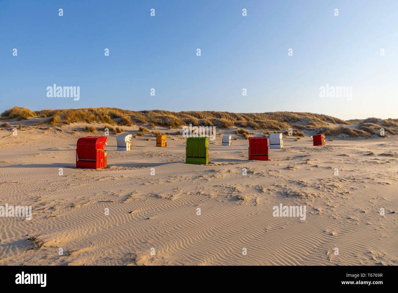 Isola del Mare del Nord Juist, Frisia orientale, spiaggia con sedie, Bassa Sassonia, Germania, Foto Stock