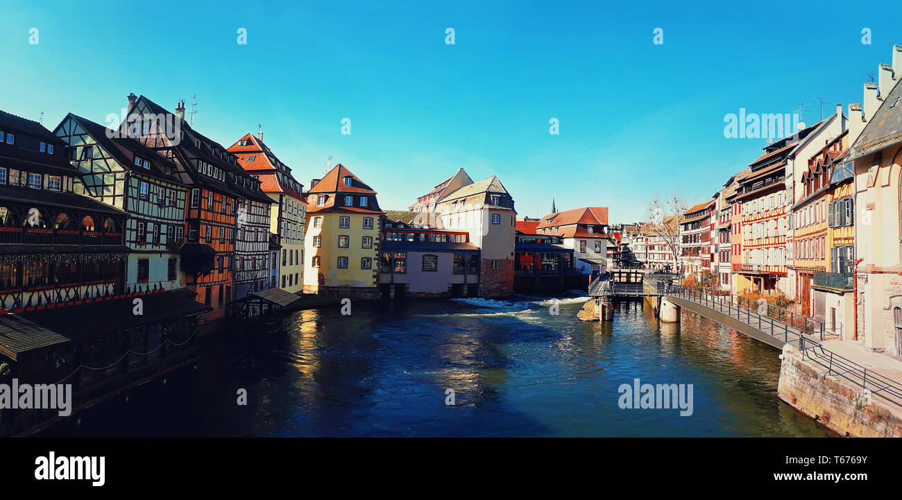 Tradizionali tipiche case a graticcio sui pittoreschi canali in La Petite France, la favola medievale della città di Strasburgo, Sito Patrimonio Mondiale dell'UNESCO, Als Foto Stock