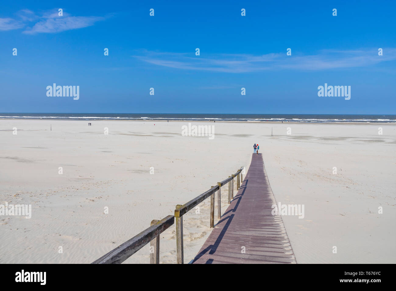 Isola del Mare del Nord Juist, Frisia orientale, passerella in legno per la spiaggia, Bassa Sassonia, Germania, Foto Stock