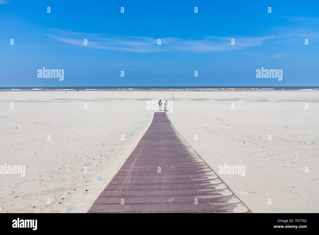 Isola del Mare del Nord Juist, Frisia orientale, passerella in legno per la spiaggia, Bassa Sassonia, Germania, Foto Stock