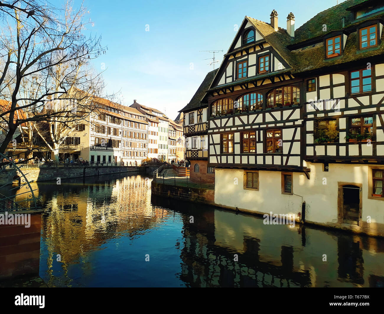 Tradizionali tipiche case a graticcio sui pittoreschi canali in La Petite France, la favola medievale della città di Strasburgo, Sito Patrimonio Mondiale dell'UNESCO, Als Foto Stock