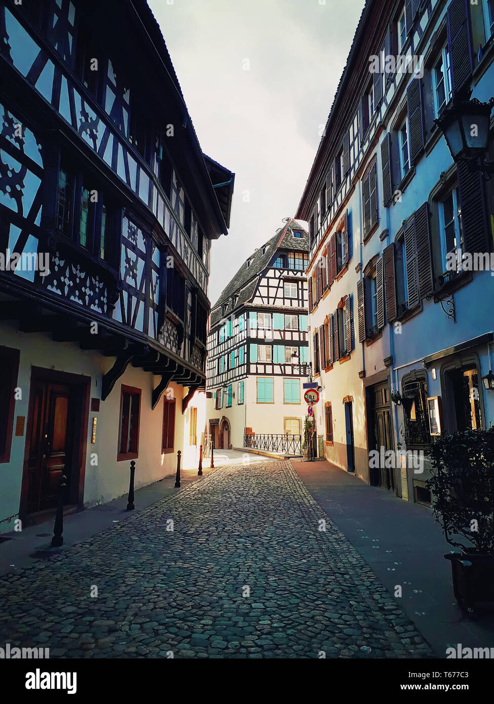 Strasburgo strette stradine della città vecchia e idilliaco con graticcio facciate di edifici medievali. La bella architettura Petit France district, Alsa Foto Stock