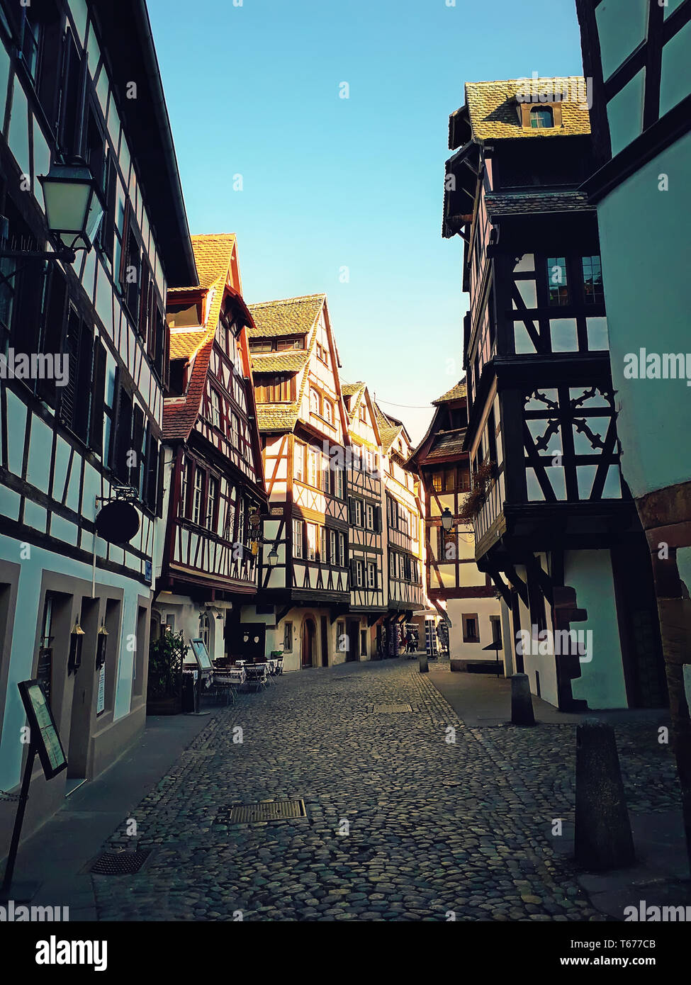 Strasburgo strette stradine della città vecchia e idilliaco con graticcio facciate di edifici medievali. La bella architettura Petit France district, Alsa Foto Stock