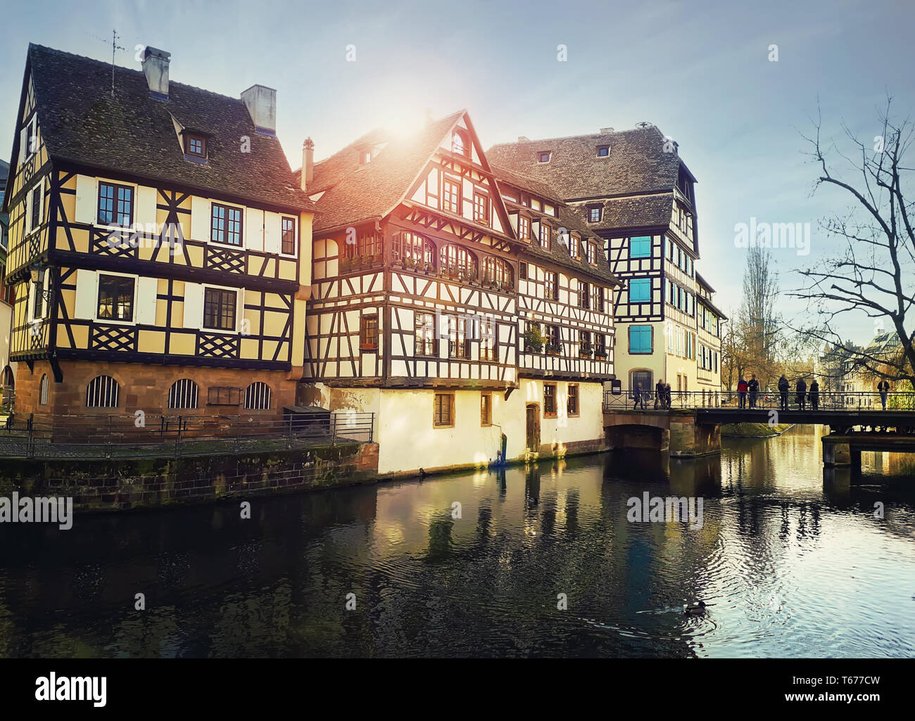 Colorata romantica città di Strasburgo, in Francia, in Alsazia. Tradizionali case con travi di legno vicino al fiume. Casa medievale facciata, città storica. Bella idilliaco Foto Stock