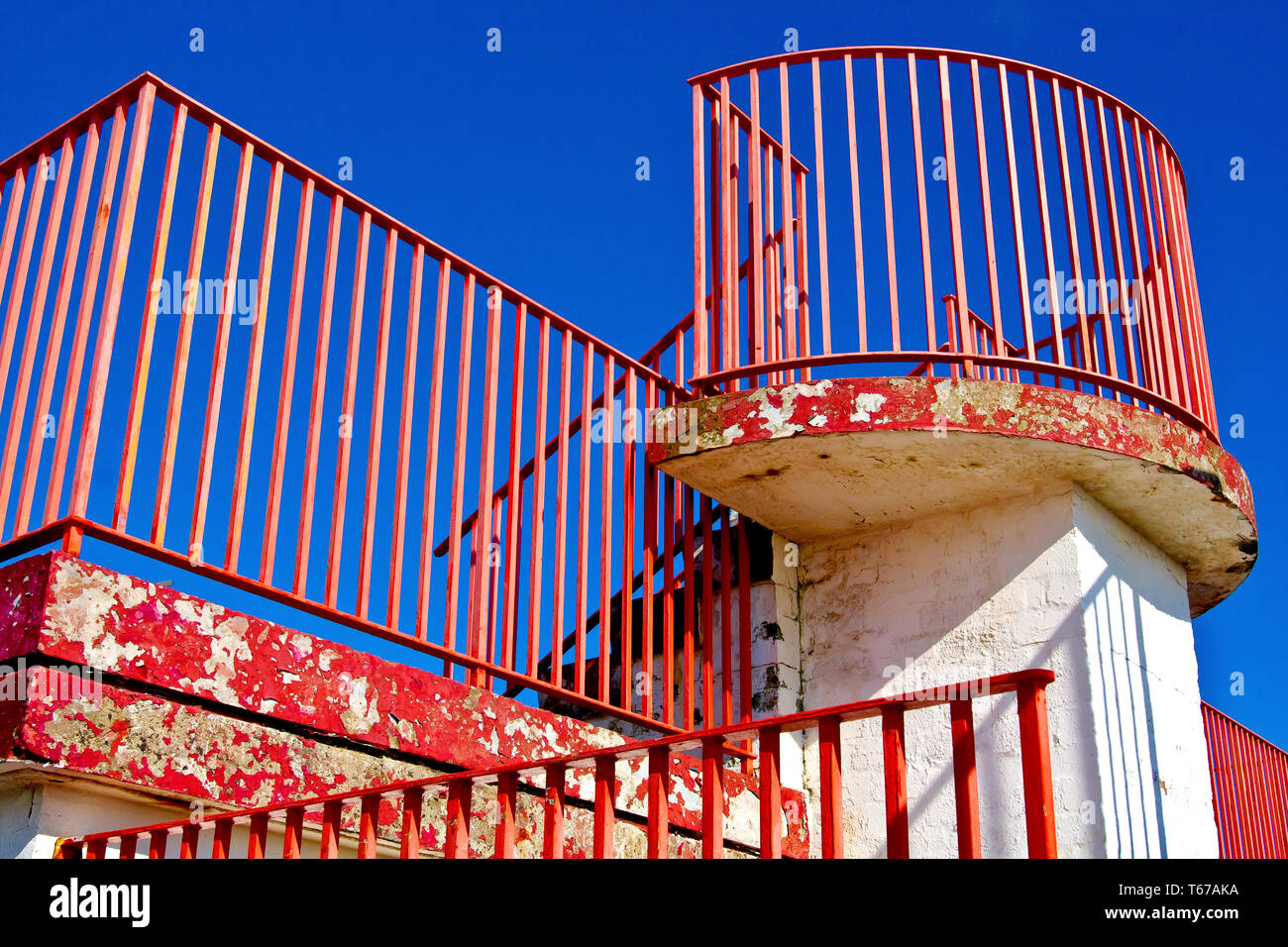 Il punto di visualizzazione all'ingresso al porto di Arbroath, guardando un po' dalle intemperie e addolorato dopo anni di esposizione agli elementi atmosferici. Foto Stock
