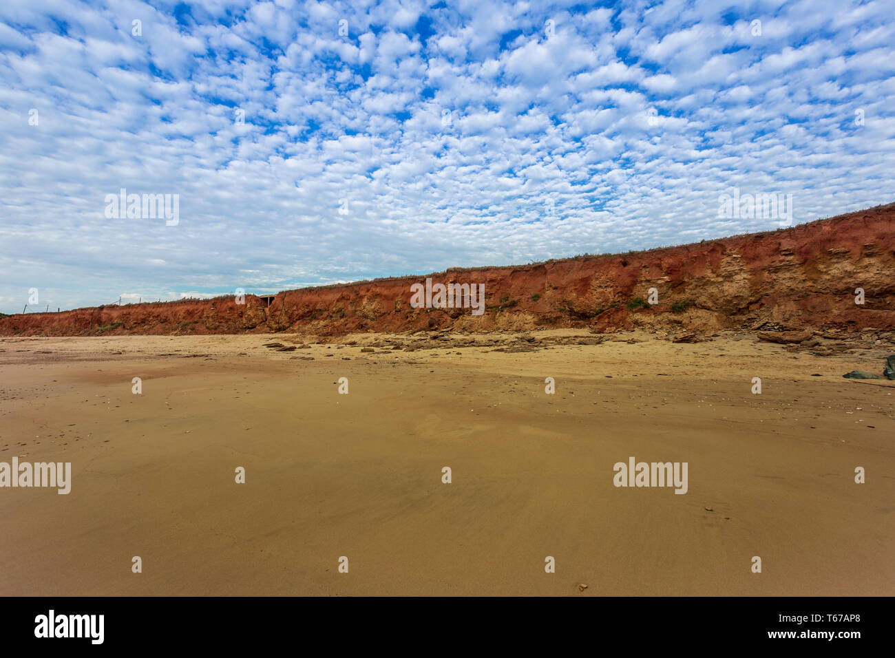 Cloudscape dalla spiaggia deserta con rocce al mar Mediterraneo con cielo blu e nuvole. Spiaggia deserta Foto Stock