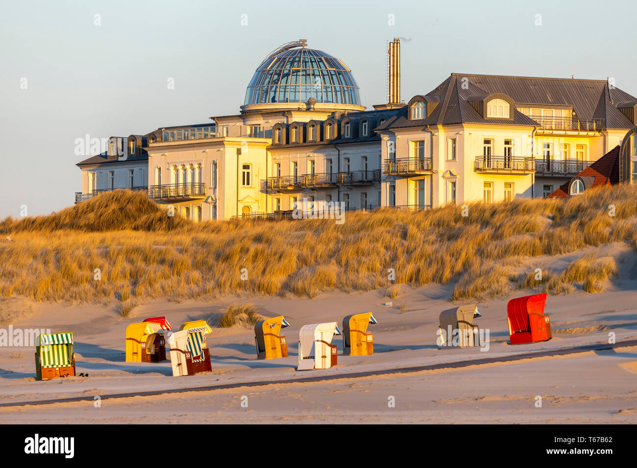 Isola del Mare del Nord Juist, Frisia orientale, Kurhaus Hotel, spiaggia con sedie, Bassa Sassonia, Germania, Foto Stock