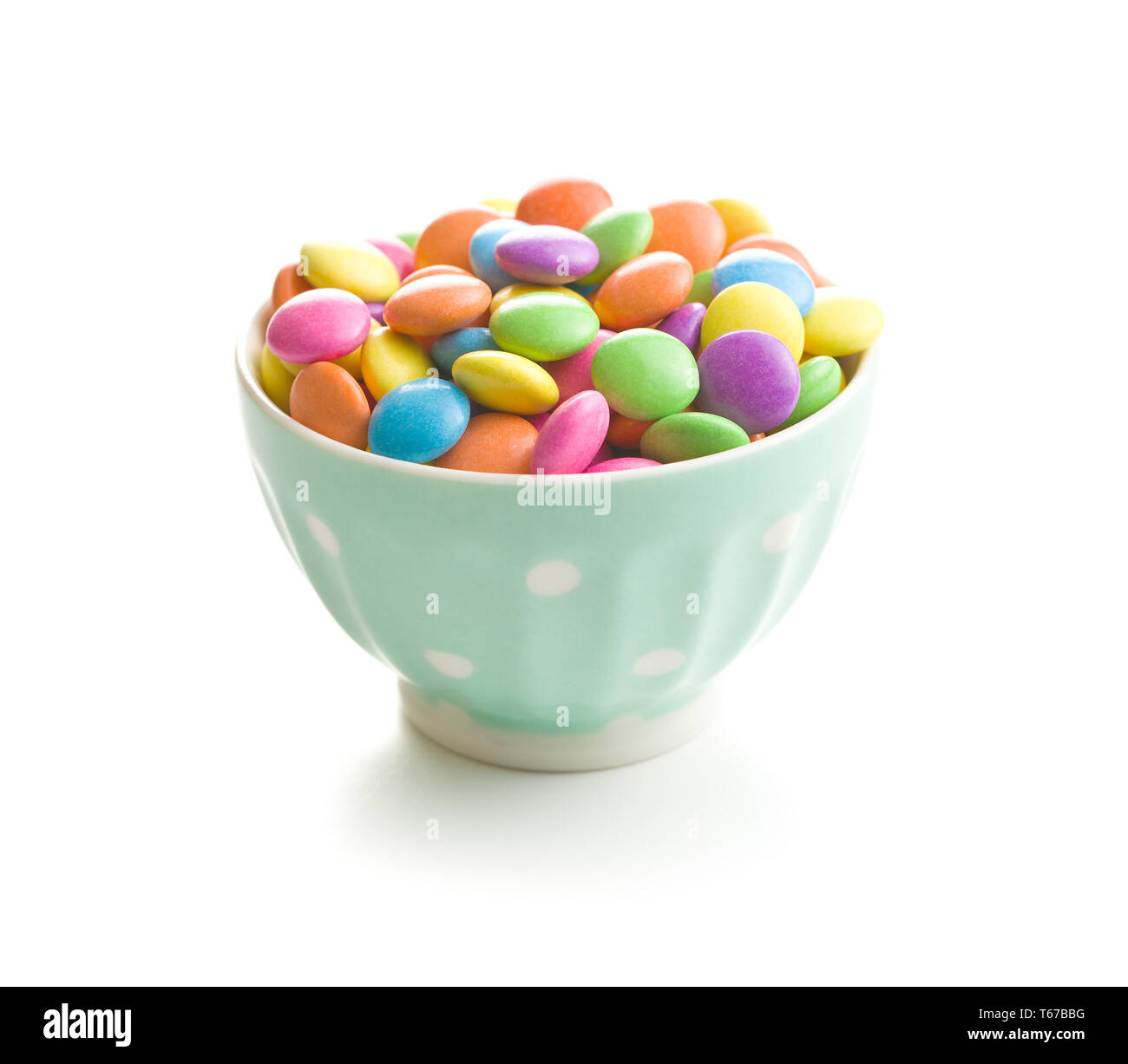 Cioccolato colorato candy pillole nel recipiente isolato su sfondo bianco. Foto Stock