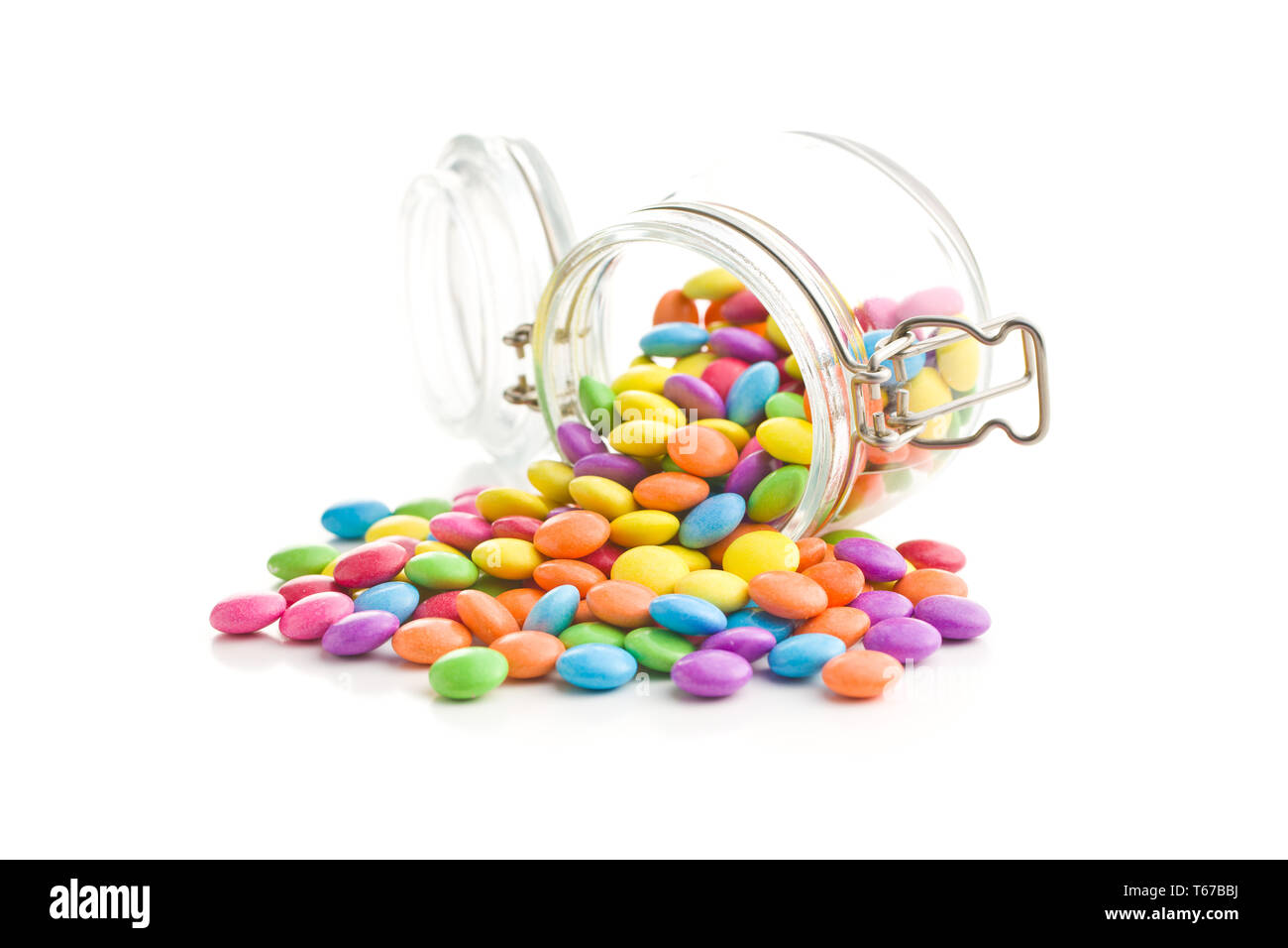 Cioccolato colorato candy pillole isolati su sfondo bianco. Foto Stock