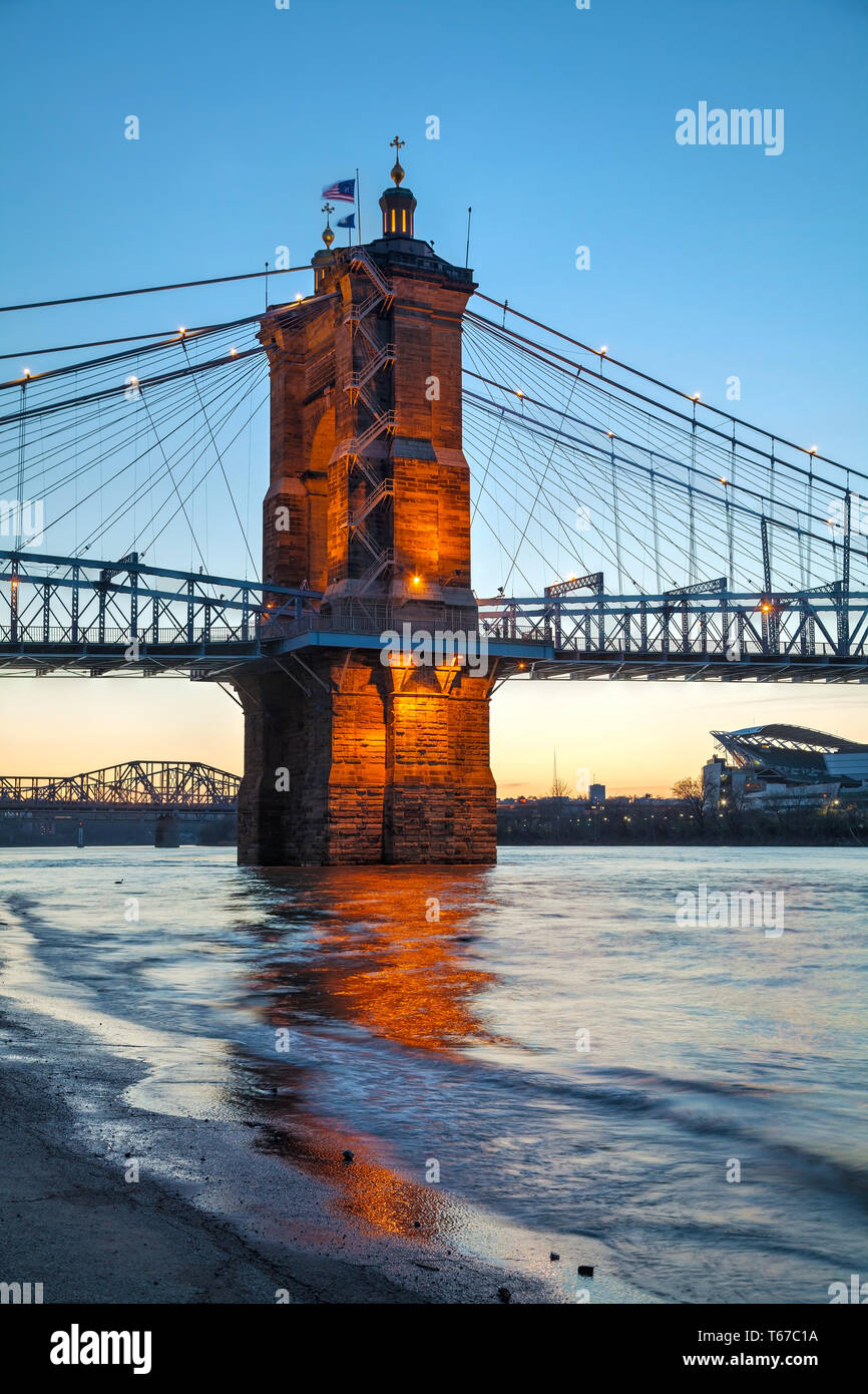 John A. Roebling Suspension Bridge a Cincinnati Foto Stock