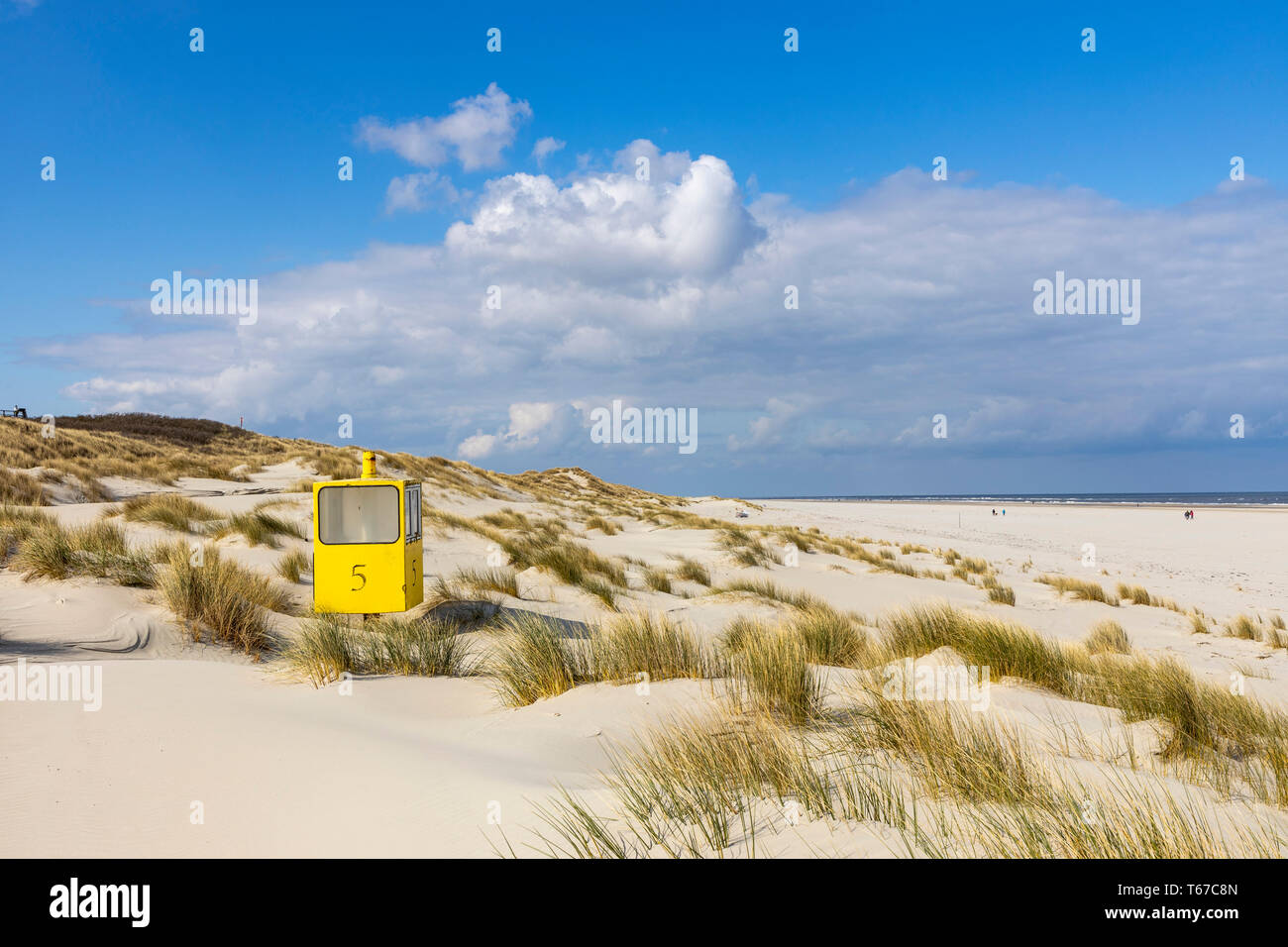 Isola del Mare del Nord di Juist, Frisia orientale, spiaggia del Mare del Nord, spiaggia torre di guardia, il bagnino, catturato da dune di sabbia, Bassa Sassonia, Germania, Foto Stock