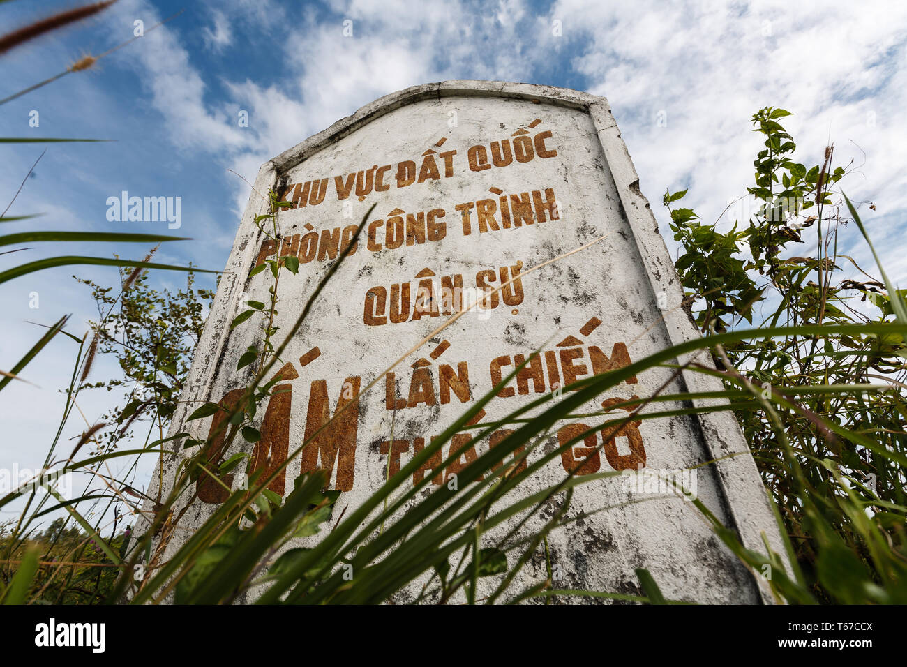 Primo piano di una tomba di pietra rurale in Vietnam lungo il lato strada Foto Stock