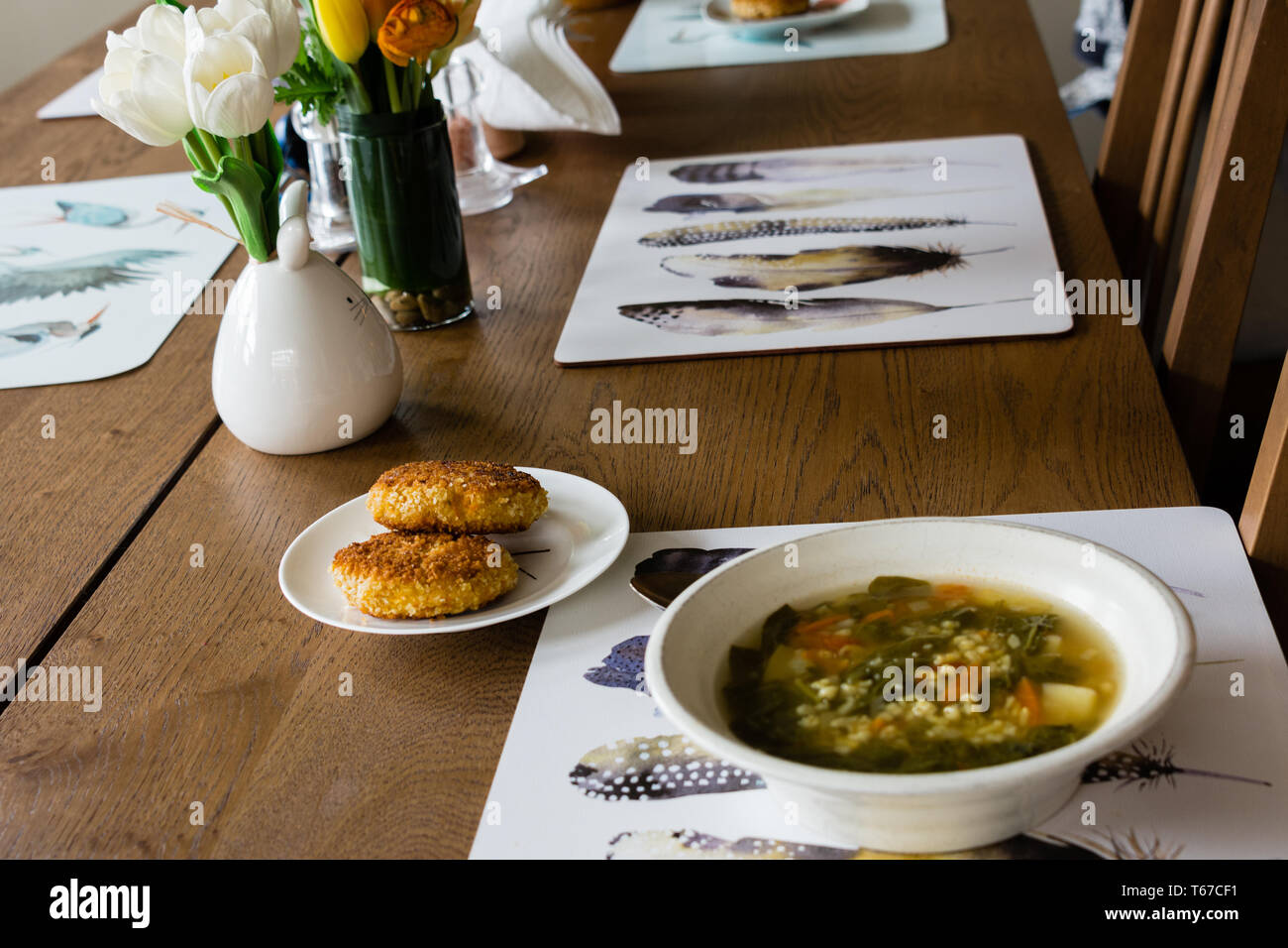 Una cena per due costolette di patata e un piatto di zuppa di verdure Foto Stock