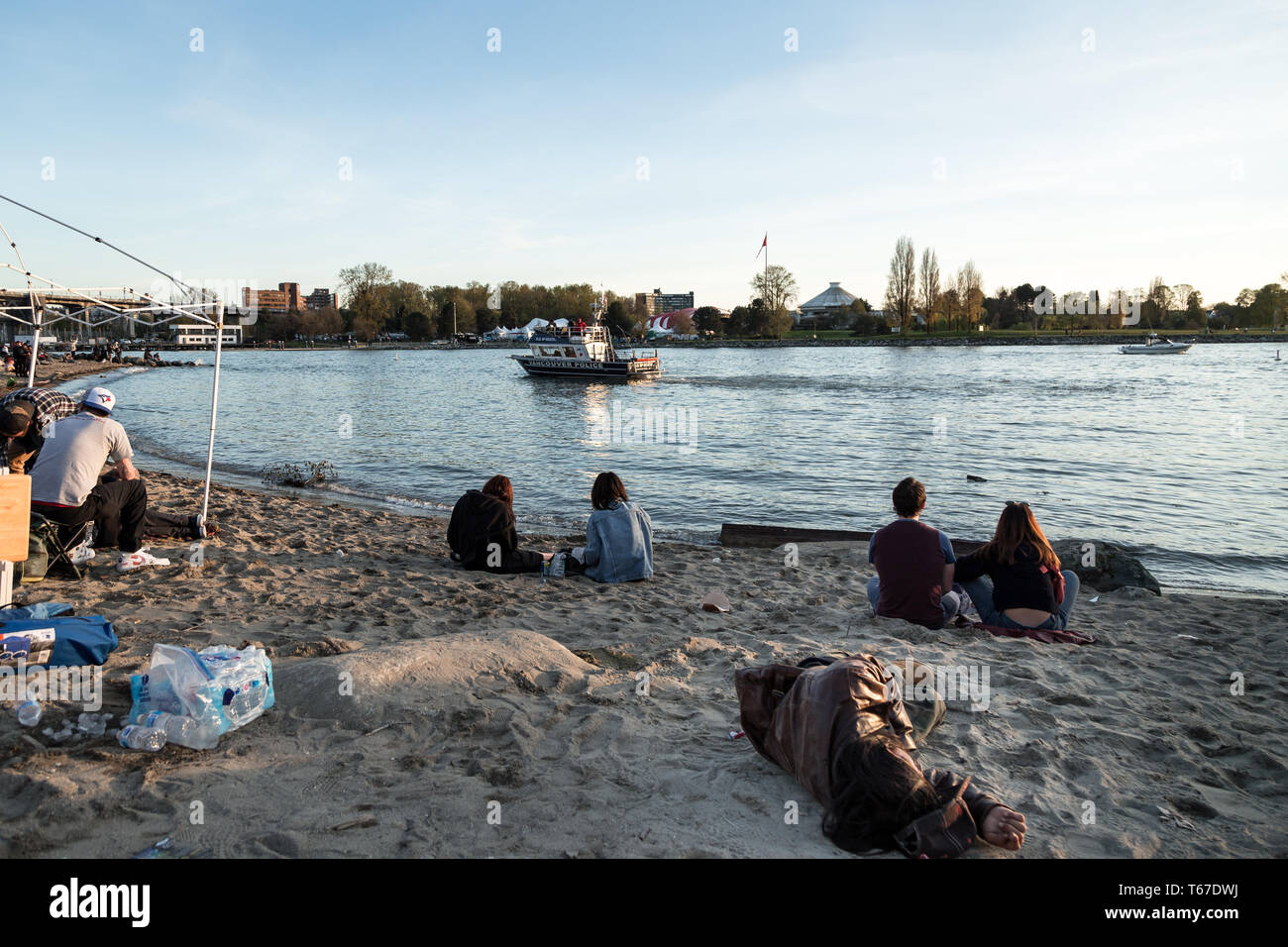 VANCOUVER, BC, Canada - Apr 20, 2019: un senzatetto di dormire sulla spiaggia a 420 festival di Vancouver. Foto Stock