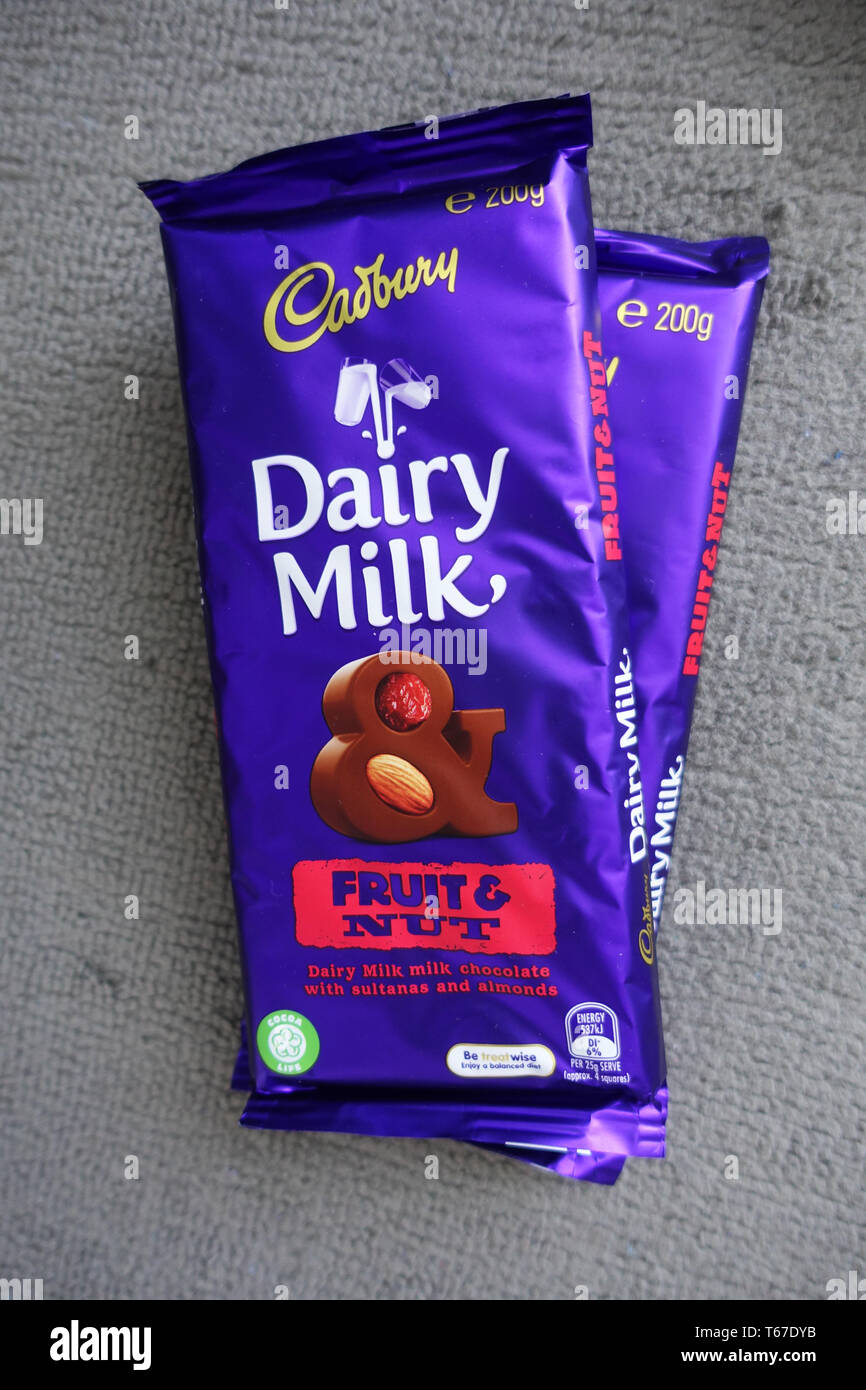 Chiusura del cioccolato Cadbury e frutta dado isolato Foto Stock