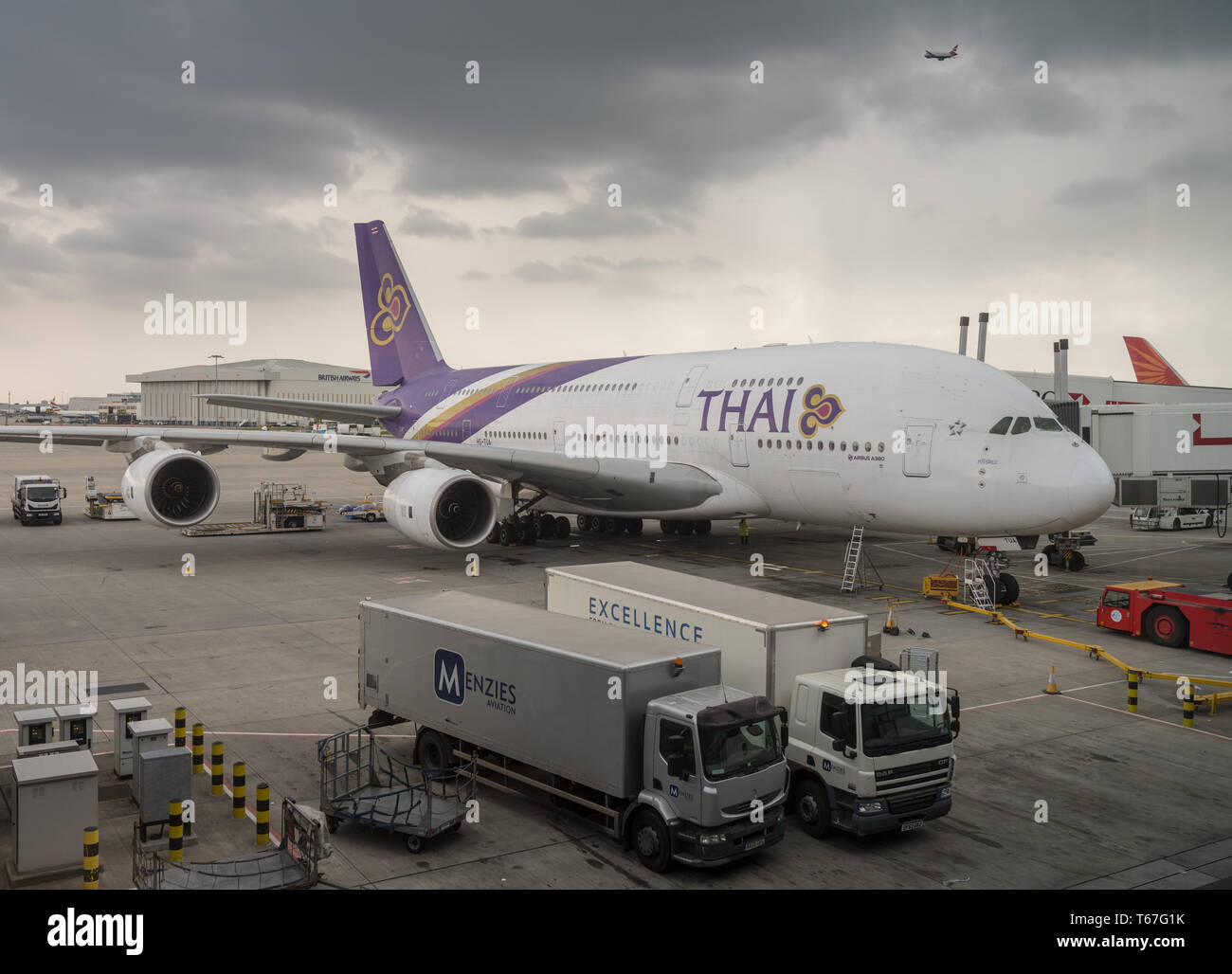 Thai Airways Airbus A380 parcheggiato all'Aeroporto di Londra Heathrow Foto Stock
