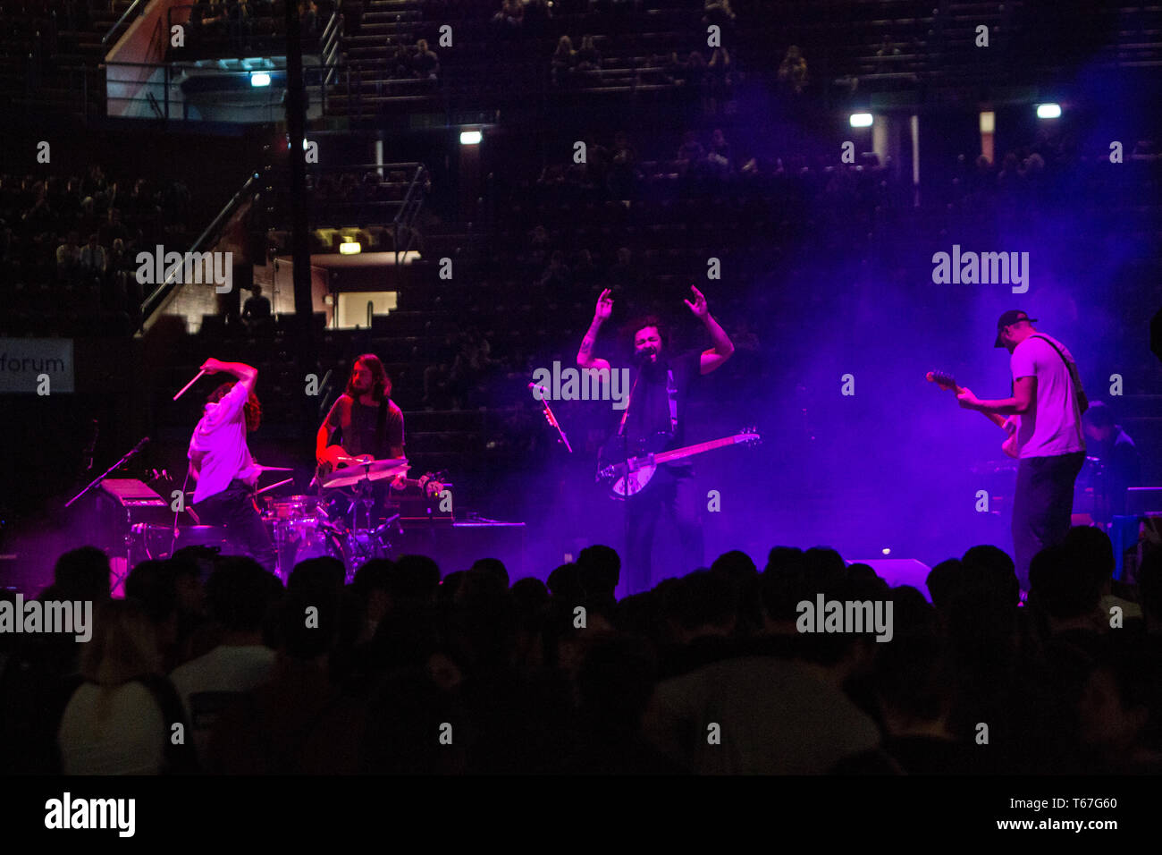 Milano Italia. Il 29 aprile 2019. La Australian indie rock band gang di giovani suona dal vivo sul palco al Mediolanum Forum apertura della mostra di Mumford & Figlio Foto Stock