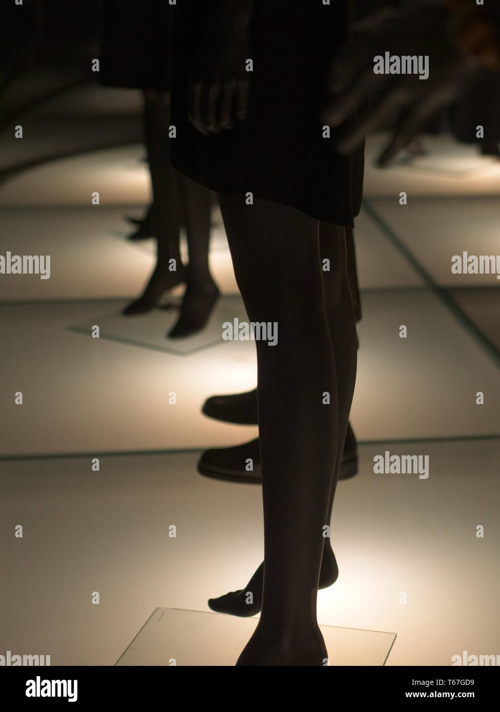Silhouette della moda Manichini in piedi sul pavimento illuminato. Immagine astratta. Foto Stock