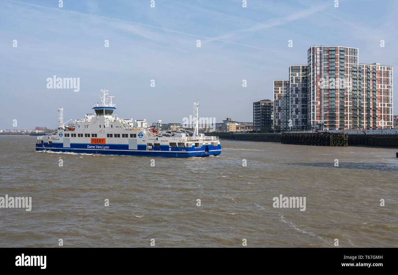 Woolwich Ferry sul Fiume Tamigi a Londra Foto Stock