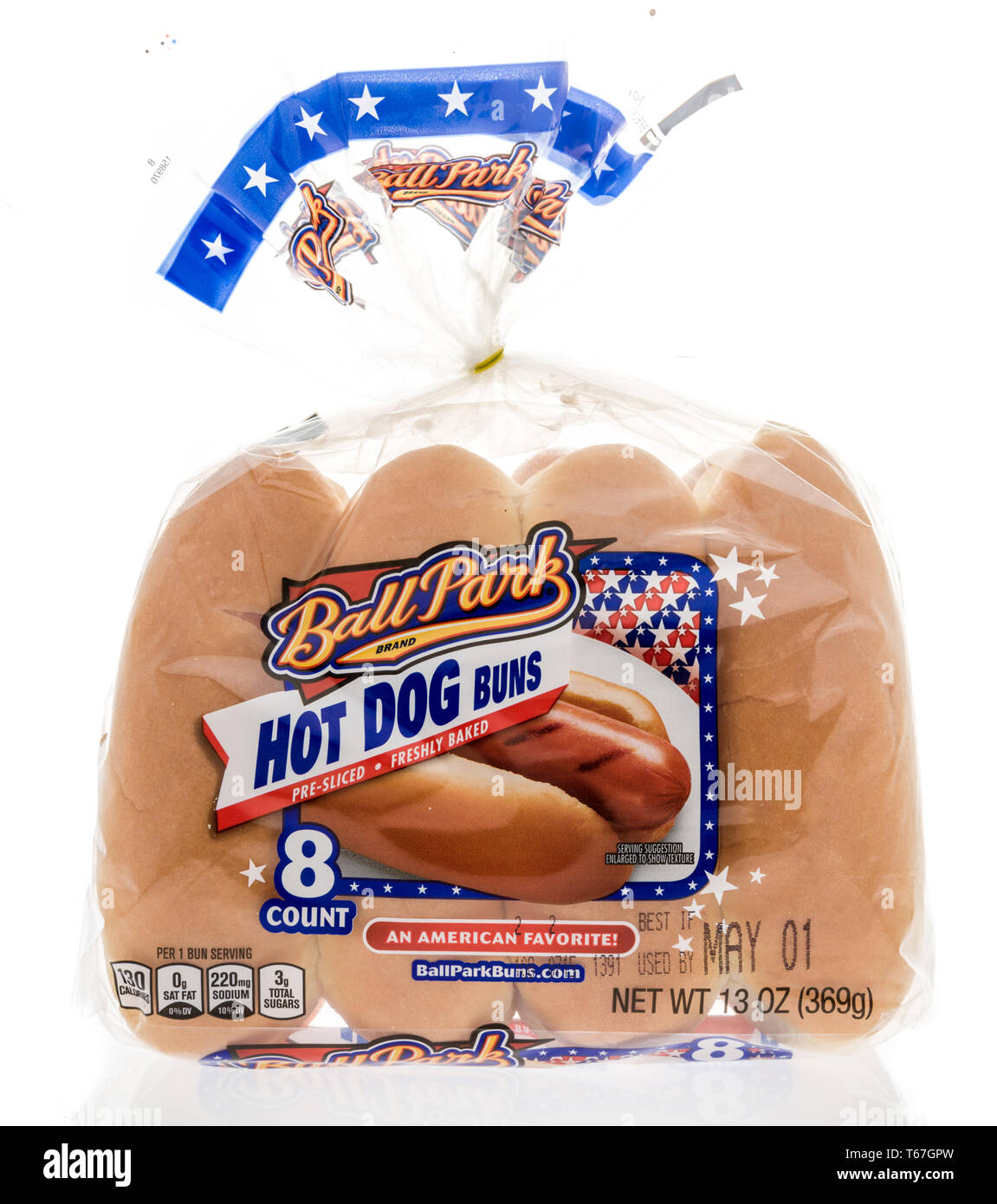 Winneconne, WI - 22 Aprile 2019: un pacchetto di Ball Park hot dogs panini su un sfondo isolato Foto Stock