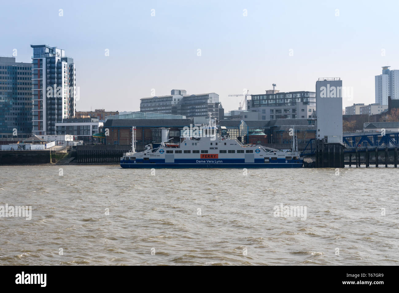 Woolwich Ferry sul Fiume Tamigi a Londra Foto Stock