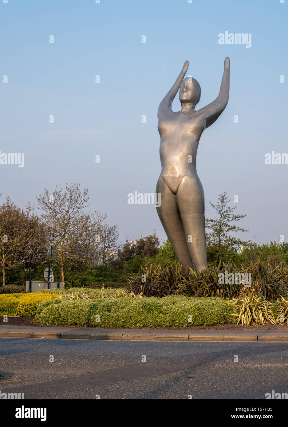 Statua di Athena all'entrata City Airport Foto Stock