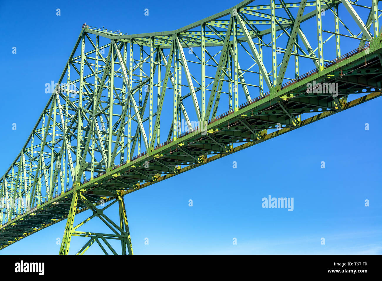 In prospettiva di una porzione di l'Astoria Megler Bridge con un bel cielo azzurro di Astoria, Oregon Foto Stock