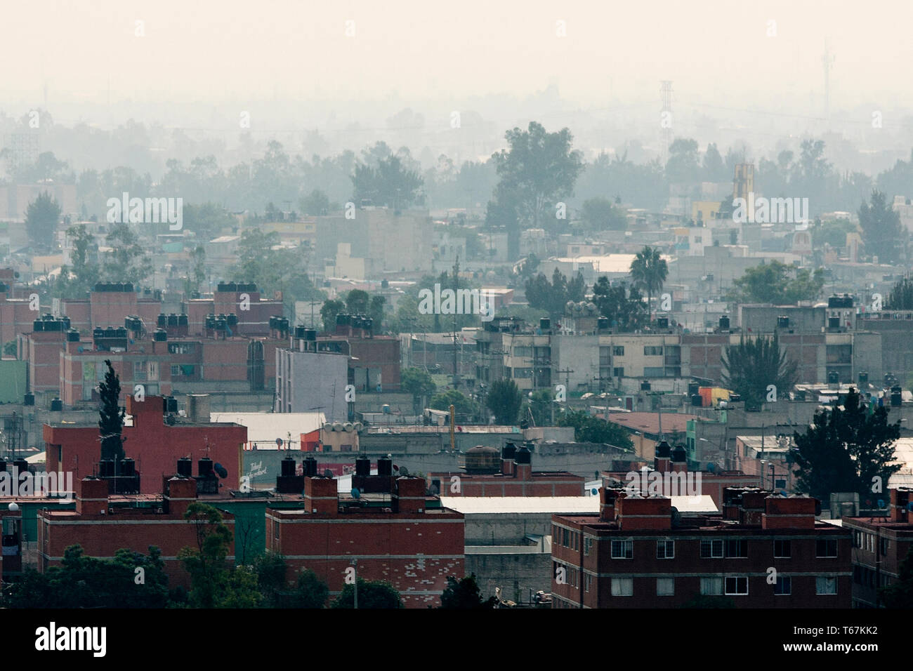 Lo smog in città del Messico. La città era una volta noto come uno dei peggiori inquinate al mondo, con una pessima qualità dell'aria. Molto è stato fatto per affrontare il problema. Tra di essi è in fase di spegnimento impianti a carbone e a migliorare i trasporti pubblici. Due gruppi di scienziati a Mauna Loa Observatory in Hawaii sono state misurando la concentrazione del biossido di carbonio per decenni e hanno guardato il livello pollice verso una nuova pietra miliare. Da maggio 2013 è misurata 400 parti per milione. Foto Stock