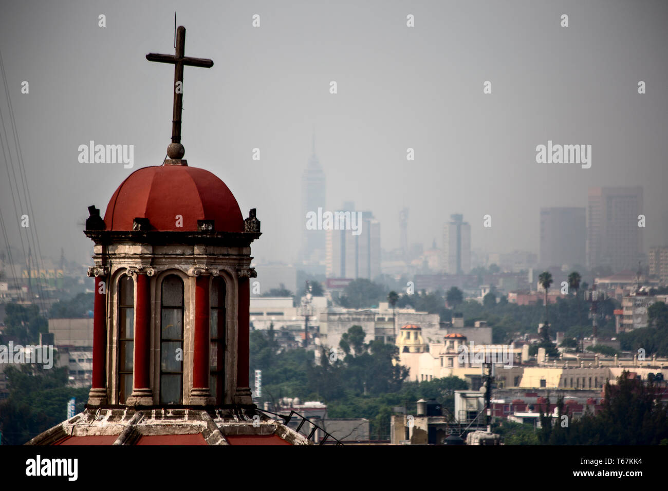 La Vergine di Guadalupe Basilika torreggia su Città del Messico, con il resto della città è avvolta nella smog. La città era una volta noto come uno dei peggiori inquinate al mondo, con una pessima qualità dell'aria. Molto è stato fatto per affrontare il problema. Tra di essi è in fase di spegnimento impianti a carbone e a migliorare i trasporti pubblici. Due gruppi di scienziati a Mauna Loa Observatory in Hawaii sono state misurando la concentrazione del biossido di carbonio per decenni e hanno guardato il livello pollice verso una nuova pietra miliare. Da maggio 2013 è misurata 400 parti per milione. Foto Stock