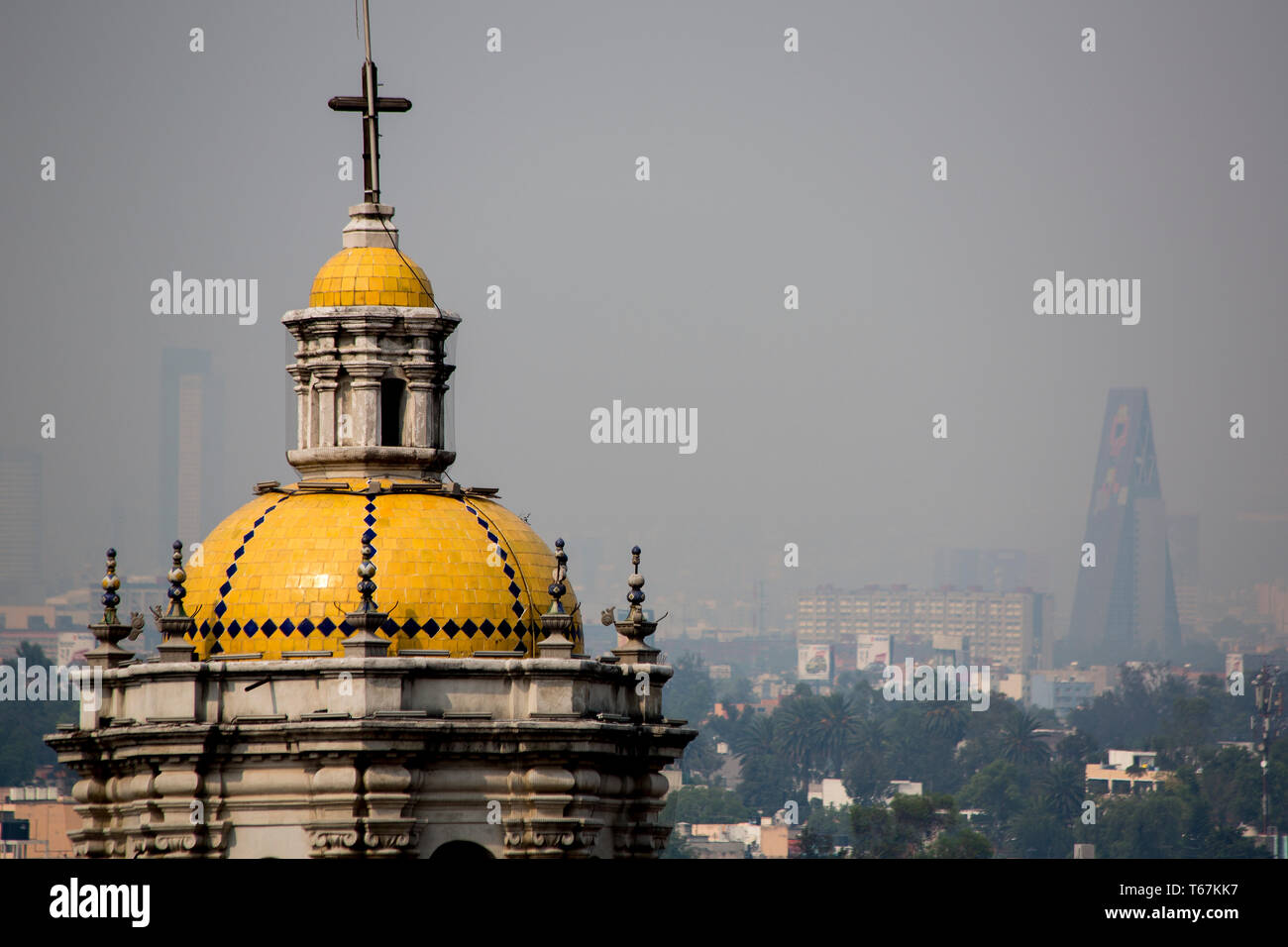 La Vergine di Guadalupe Basilika torreggia su Città del Messico, con il resto della città è avvolta nella smog. La città era una volta noto come uno dei peggiori inquinate al mondo, con una pessima qualità dell'aria. Molto è stato fatto per affrontare il problema. Tra di essi è in fase di spegnimento impianti a carbone e a migliorare i trasporti pubblici. Due gruppi di scienziati a Mauna Loa Observatory in Hawaii sono state misurando la concentrazione del biossido di carbonio per decenni e hanno guardato il livello pollice verso una nuova pietra miliare. Da maggio 2013 è misurata 400 parti per milione. Foto Stock